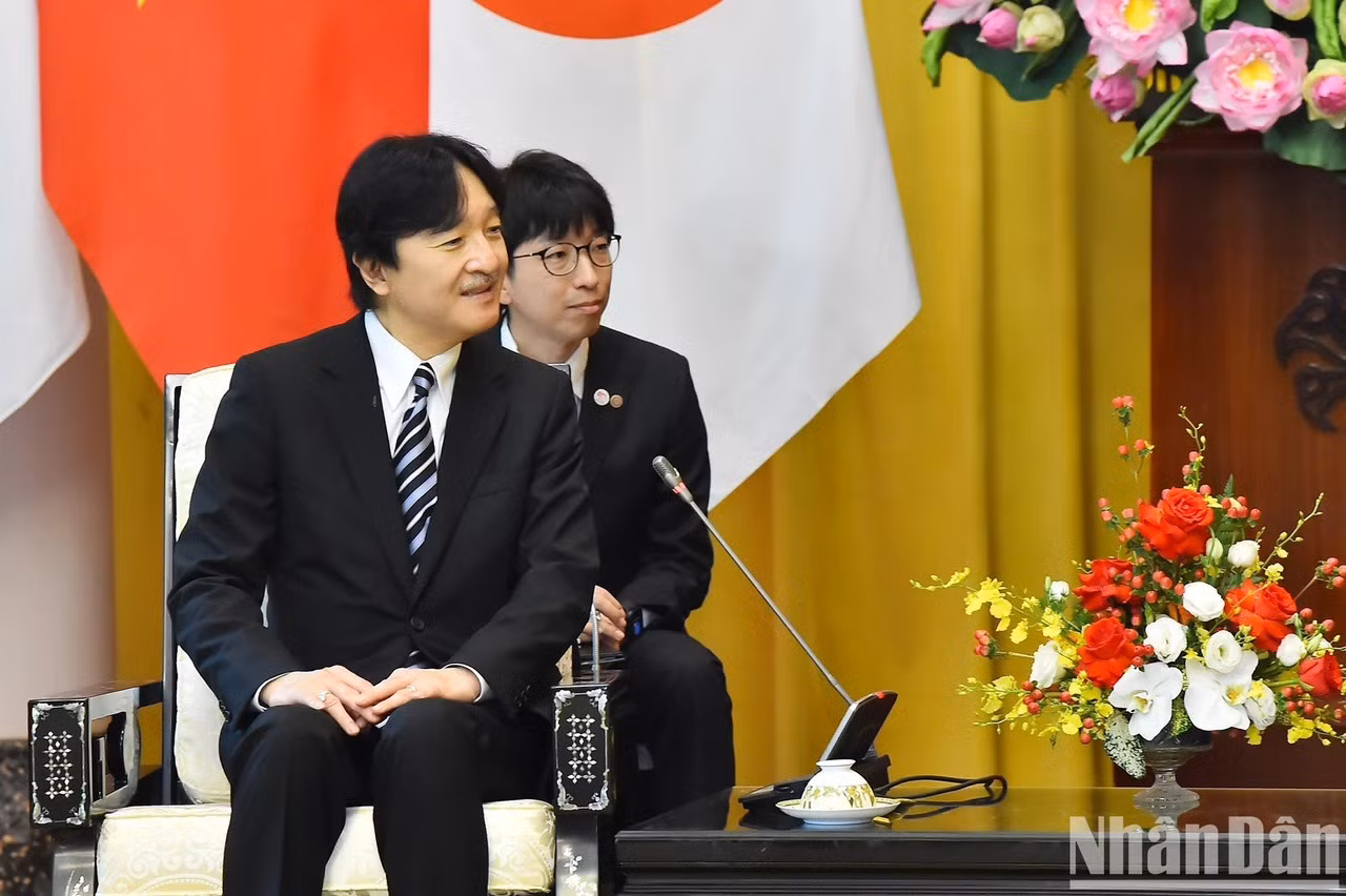 El príncipe heredero Akishino habla en la reunión.
