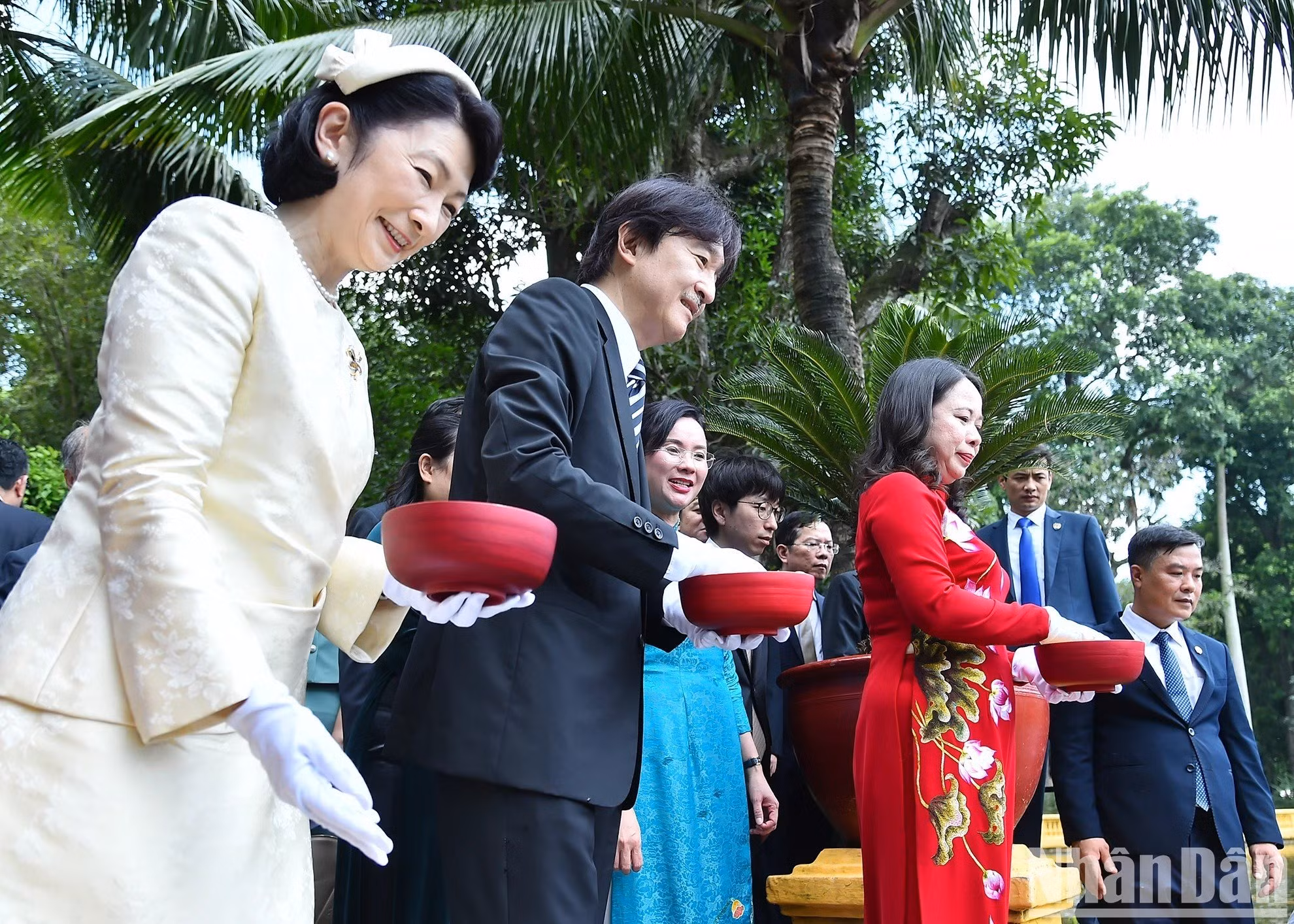 La vicejefa del Estado vietnamita Vo Thi Anh Xuan, el príncipe heredero japonés Akishino y su cónyuge Kiko visitan el estanque de peces del tío Ho.