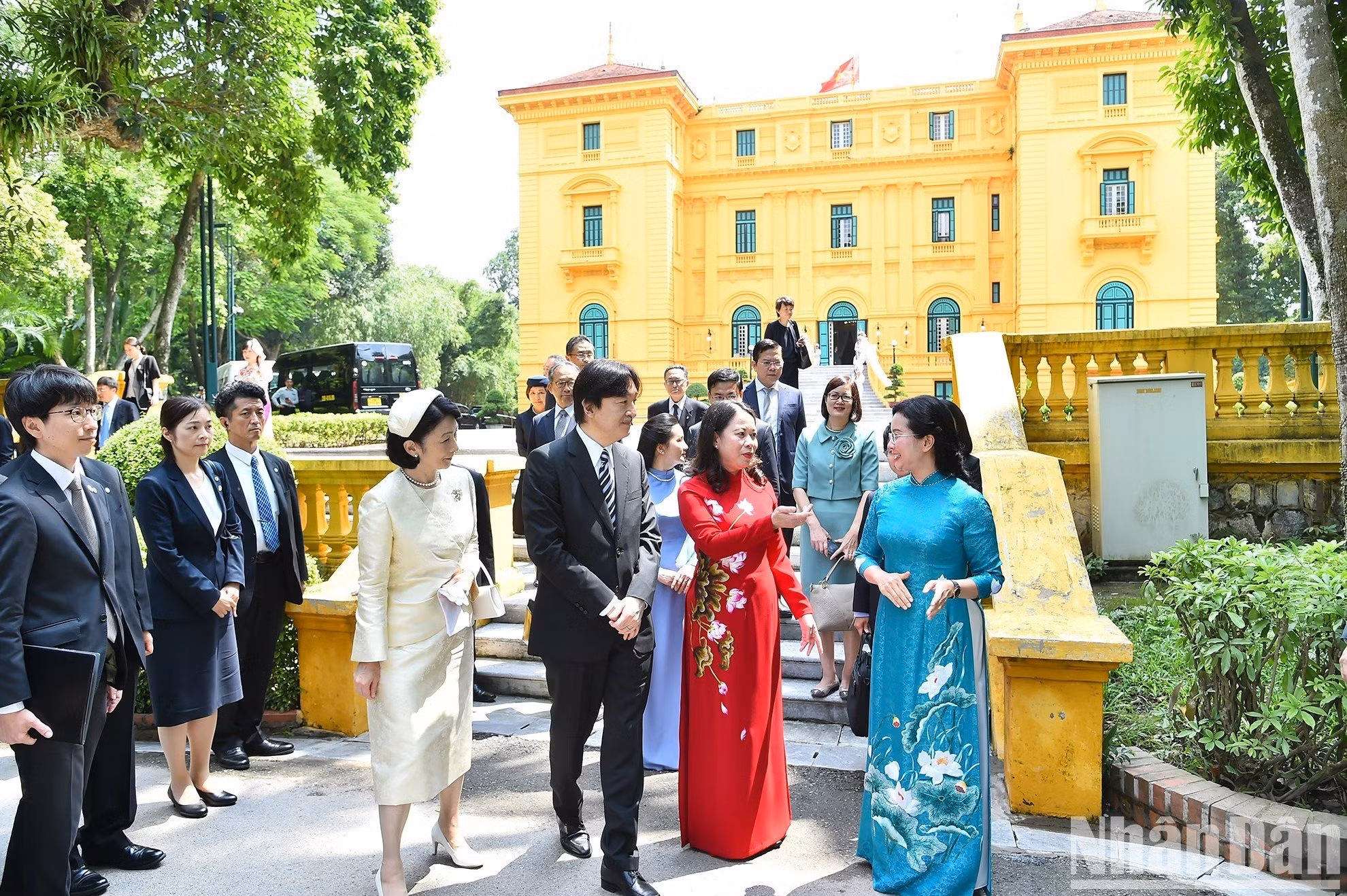 La vicejefa del Estado vietnamita Vo Thi Anh Xuan y los invitados japoneses salen del Palacio Presidencial.