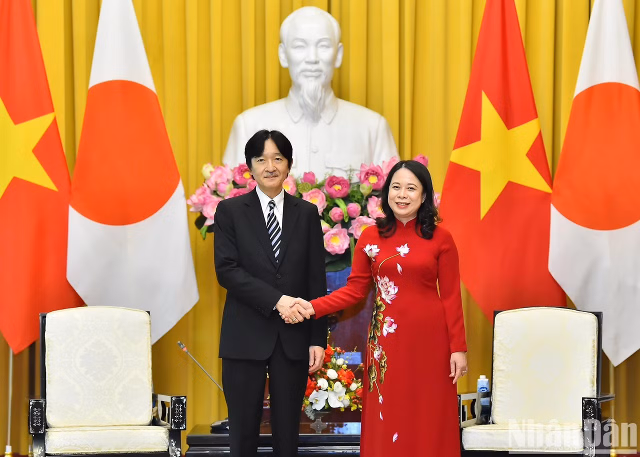 La vicemandataria vietnamita Vo Thi Anh Xuan, el príncipe heredero Akishino y la princesa Kiko en el acto.