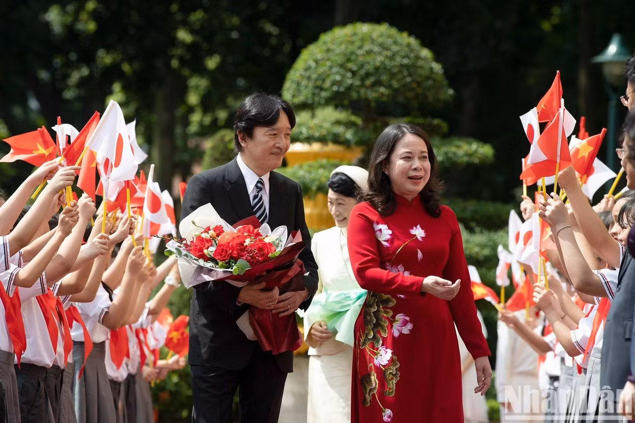 La vicepresidenta Vo Thi Anh Xuan da la bienvenida al príncipe heredero japonés Akishino y a la princesa Kiko en el Palacio Presidencial.