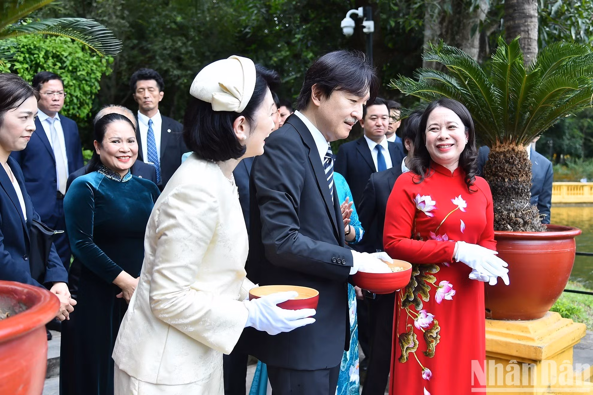 La vicepresidenta Vo Thi Anh Xuan conversa con el príncipe heredero japonés Akishino y la princesa Kiko.