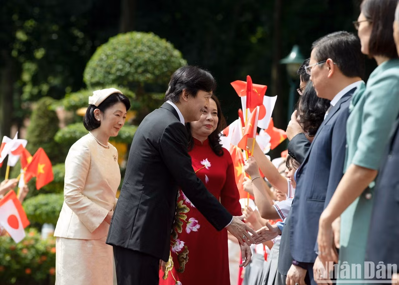 El príncipe heredero Akishino y altos funcionarios vietnamitas en la ceremonia.