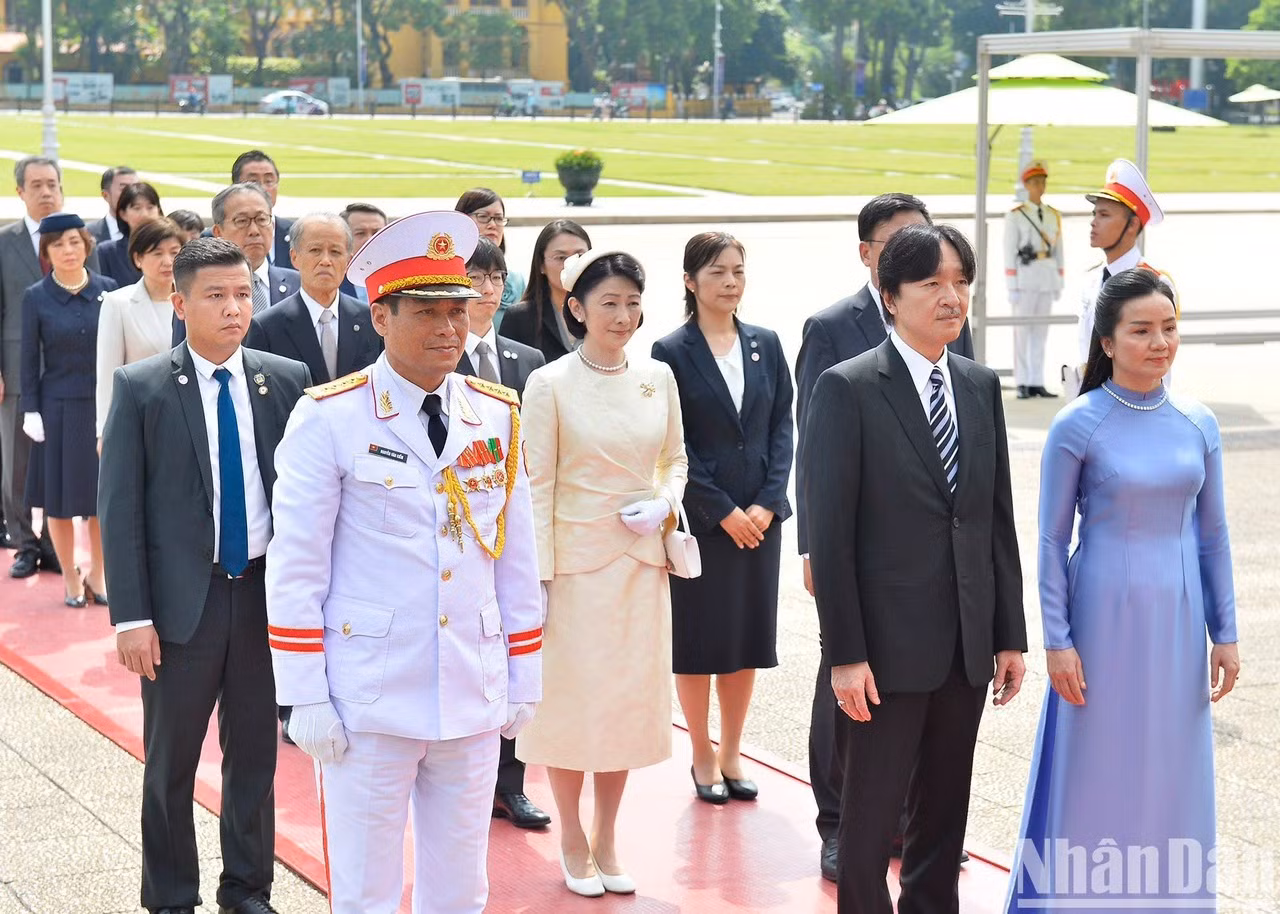 Con anterioridad, el príncipe japonés y su esposa Kiko depositan coronas de flores y rinden homenaje al presidente Ho Chi Minh en su mausoleo.