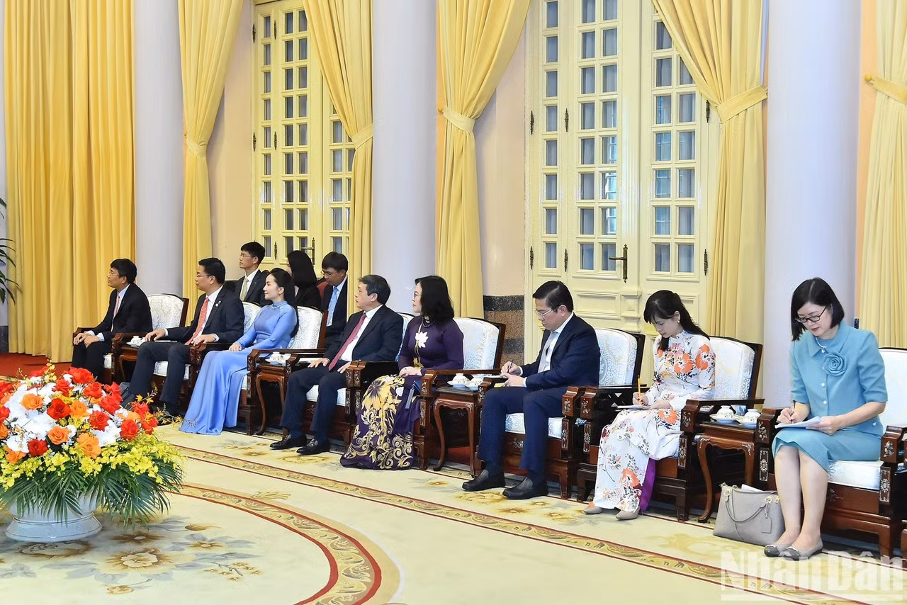 La delegación vietnamita en el encuentro.