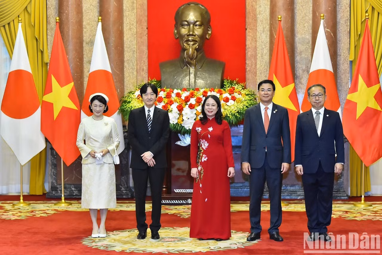 La vicejefa del Estado vietnamita Vo Thi Anh Xuan, el príncipe heredero japonés Akishino y su cónyuge Kiko, junto con altos funcionarios de los dos países en la ceremonia de bienvenida.