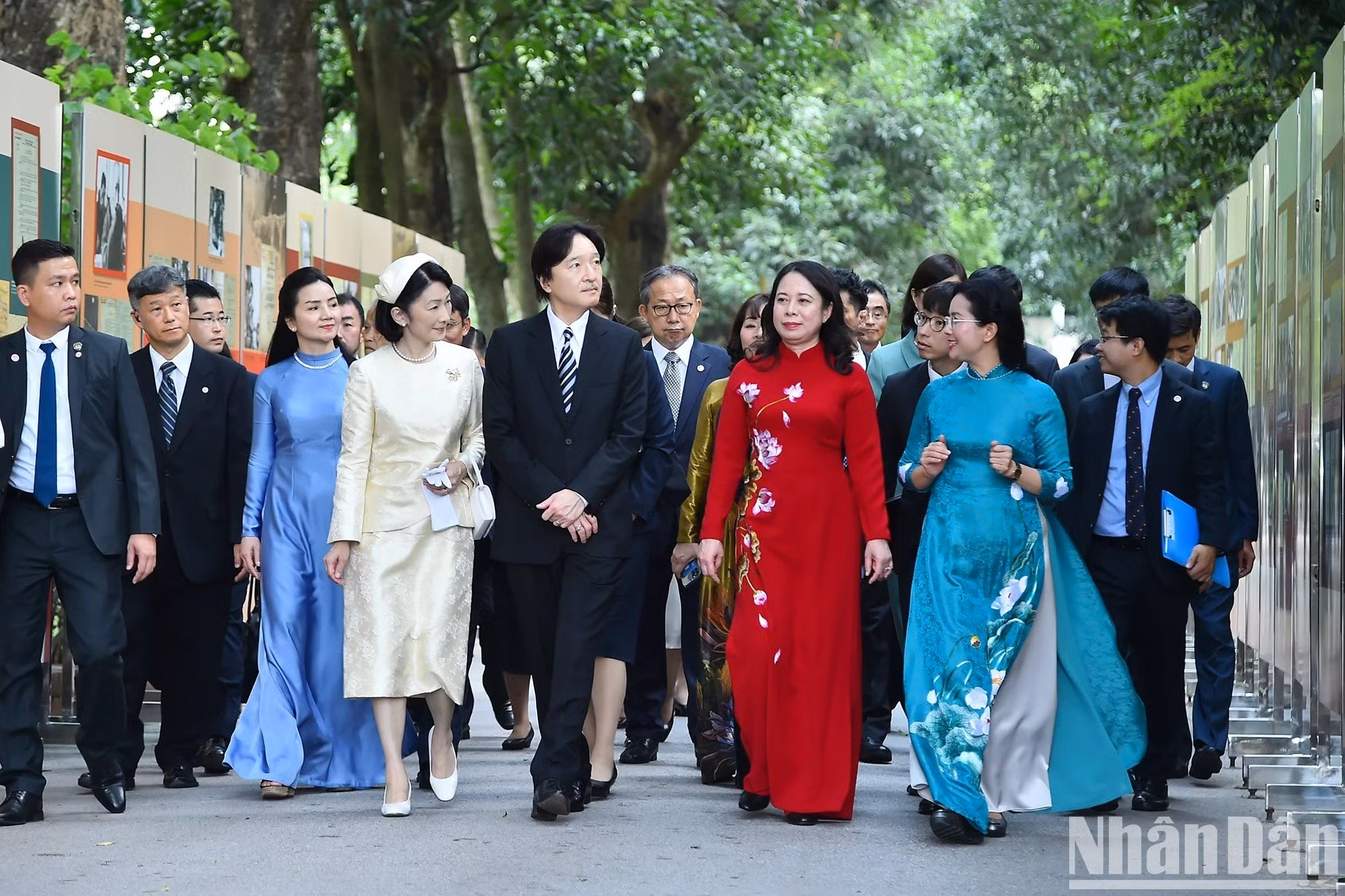 La vicejefa del Estado vietnamita Vo Thi Anh Xuan, el príncipe heredero japonés Akishino y su cónyuge Kiko, escuchan explicación sobre el sitio.