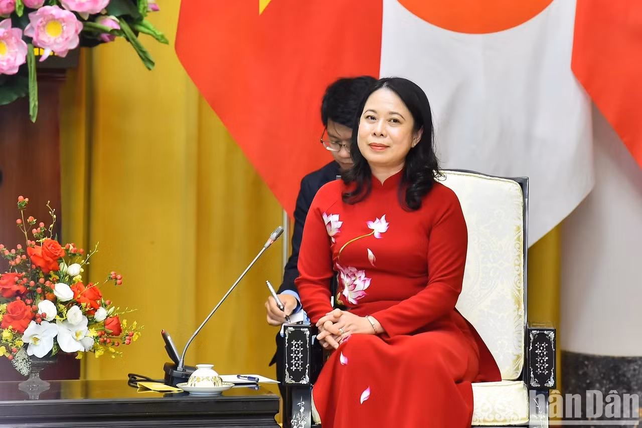 La vicepresidenta Vo Thi Anh Xuan habla en la reunión.