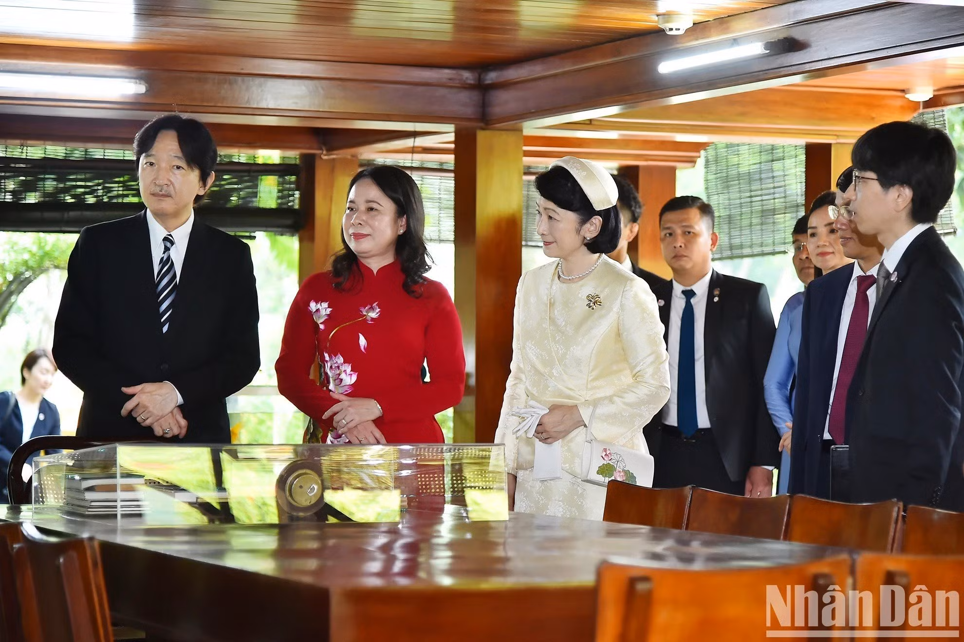 Príncipe japonés Akishino visita reliquias del Presidente Ho Chi Minh en el Palacio Presidencial 