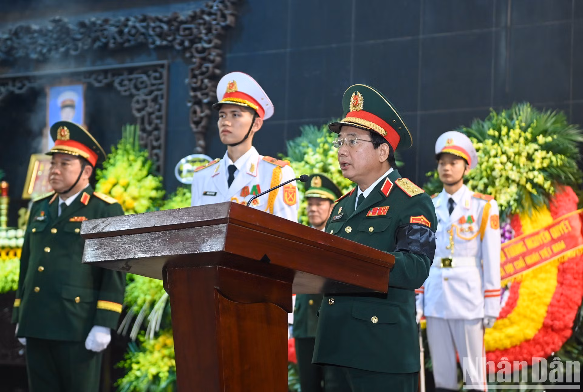 El teniente general Trinh Van Quyet, miembro permanente de la Comisión Militar Central y jefe de la Dirección General de Política del Ejército Popular de Vietnam, conduce la ceremonia.