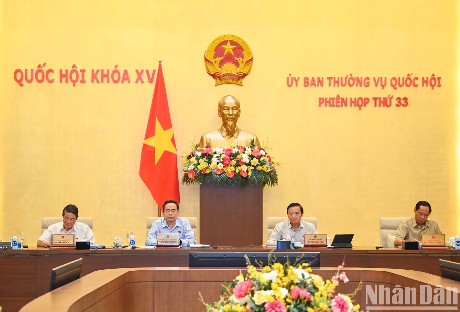 El vicepresidente permanente de la AN, Tran Thanh Man, y otros vicetitulares del órgano legislativo presiden y moderan la reunión.