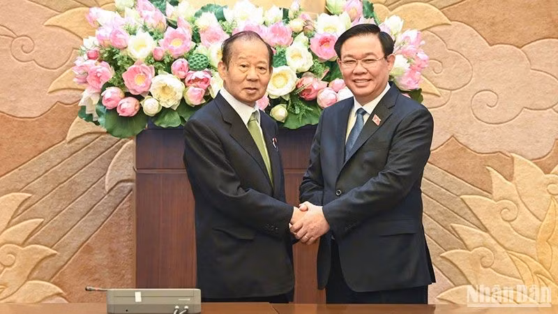El presidente de la AN, Vuong Dinh Hue, y el exsecretario general del Partido Liberal Democrático y presidente de la Alianza Parlamentaria de Amistad binacional, Nikai Toshihiro, en la reunión.