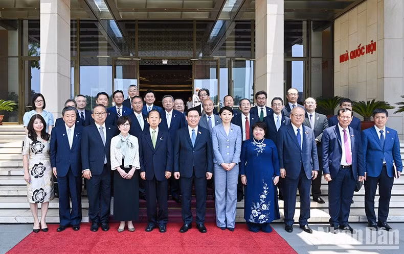 Dinh Hue y Nikai Toshihiro se toman foto de recuerdo con los delegados a la cita.