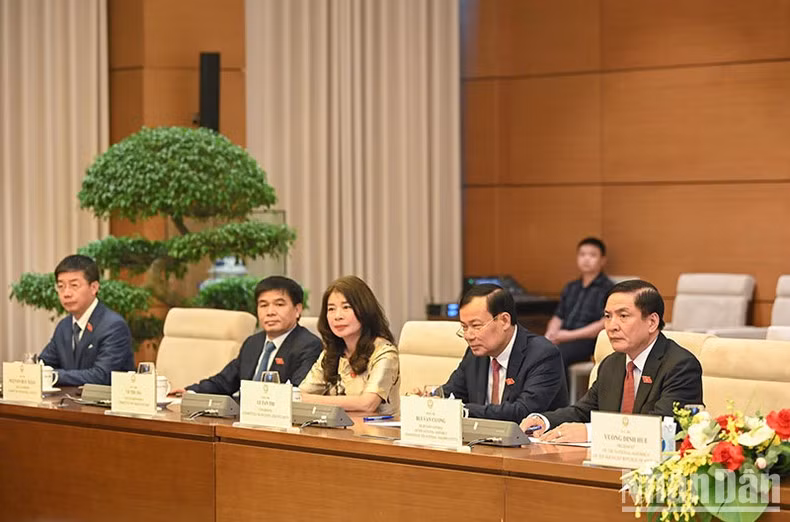 El secretario general y jefe de la Oficina de la AN, Bui Van Cuong y el titular del Comité de Defensa y Seguridad de la AN, Le Tan Toi, junto con los parlamentarios vietnamitas en el encuentro.