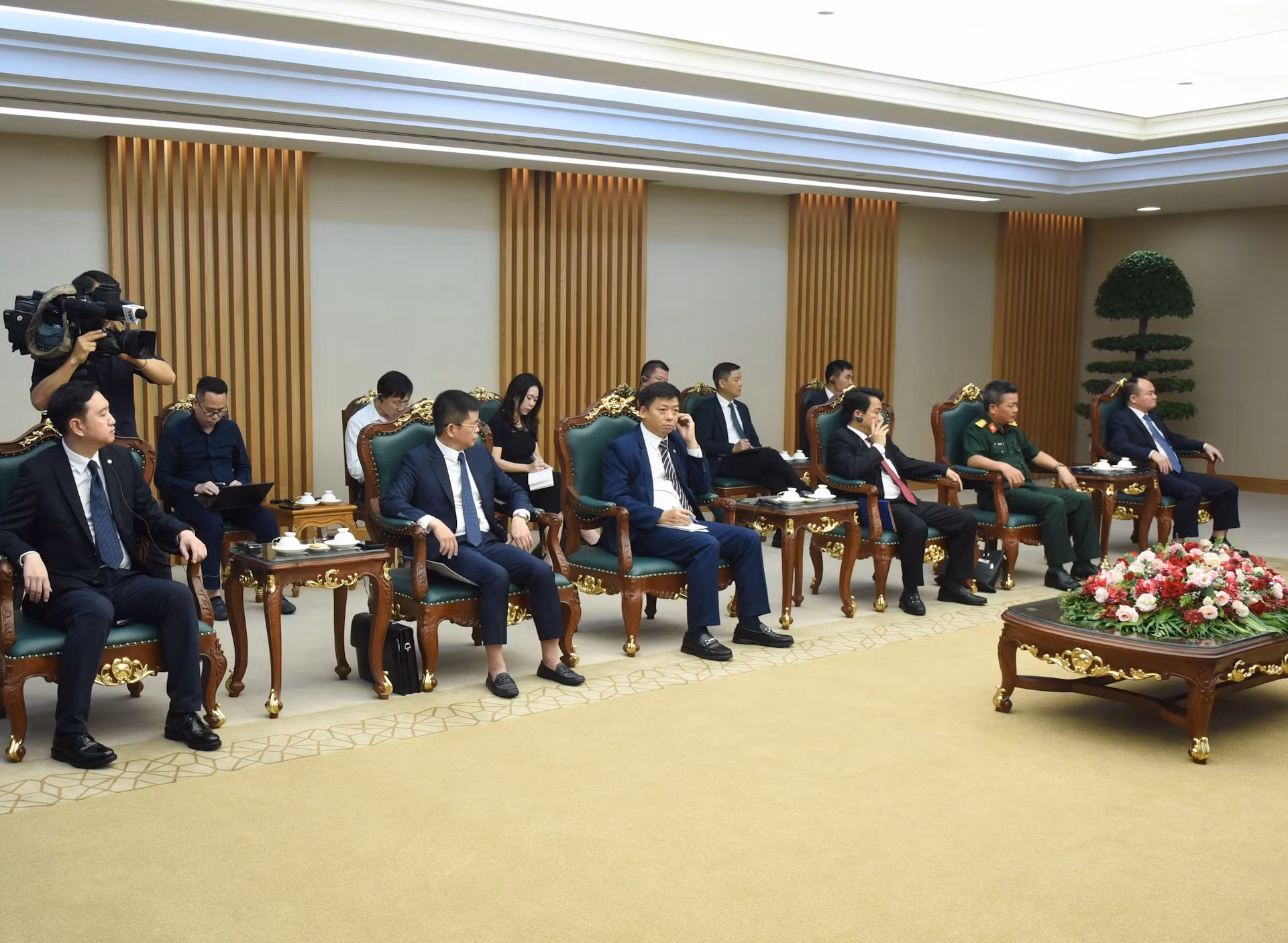 Los acompañantes de Zhou Jia Yi en el encuentro. Los acompañantes de Zhou Jia Yi en el encuentro.