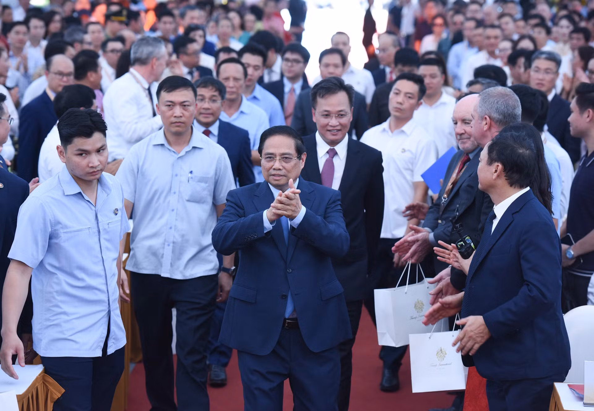 El primer ministro Pham Minh Chinh asiste al acto.