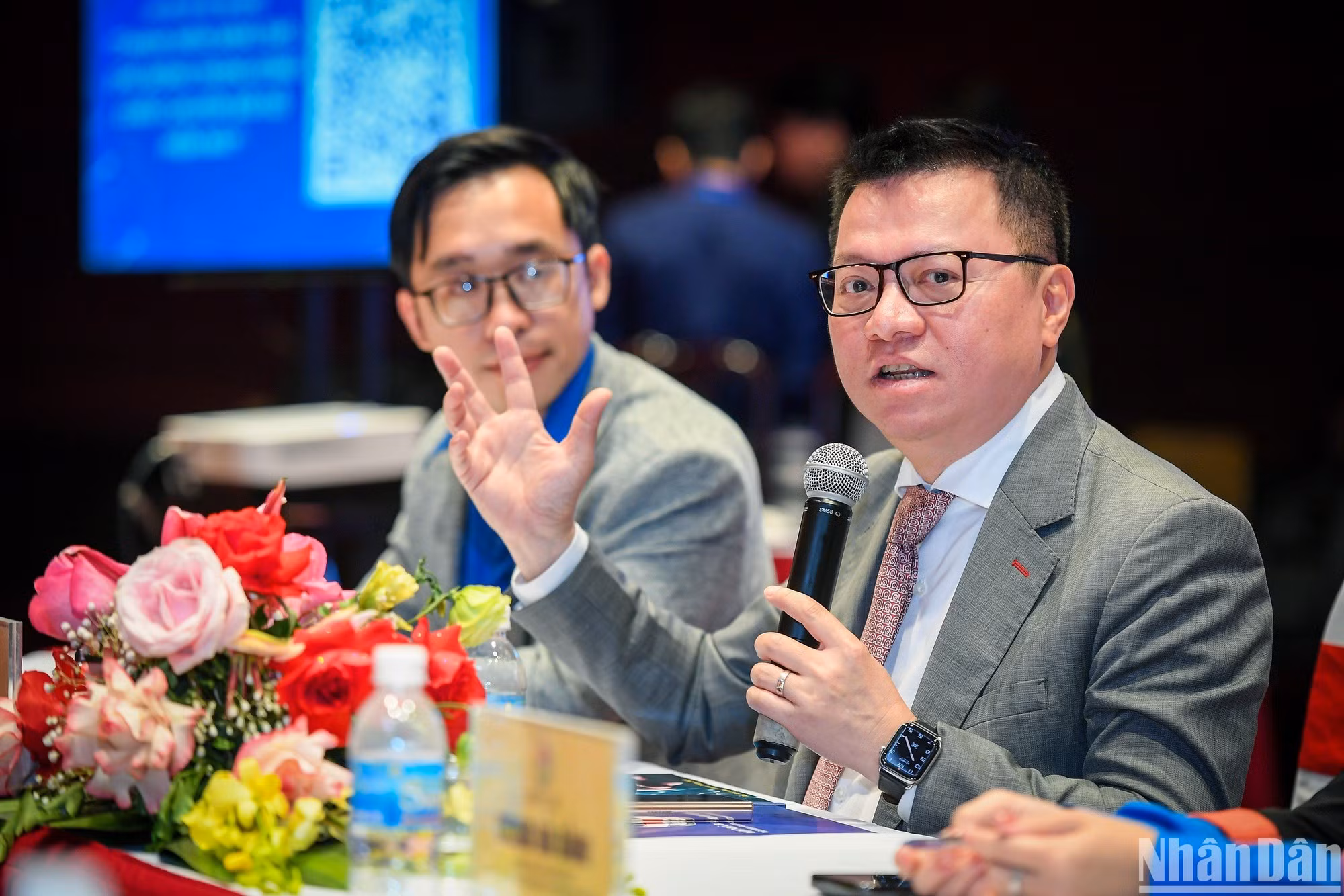 Según Quoc Minh, la capacidad tecnológica es temporal, el deseo de conocimiento es permanente. Los jóvenes necesitan leer mucho para adquirir los conocimientos necesarios para poder adaptarse a las futuras fluctuaciones y cambios. Según Quoc Minh, la capacidad tecnológica es temporal, el deseo de conocimiento es permanente. Los jóvenes necesitan leer mucho para adquirir los conocimientos necesarios para poder adaptarse a las futuras fluctuaciones y cambios.