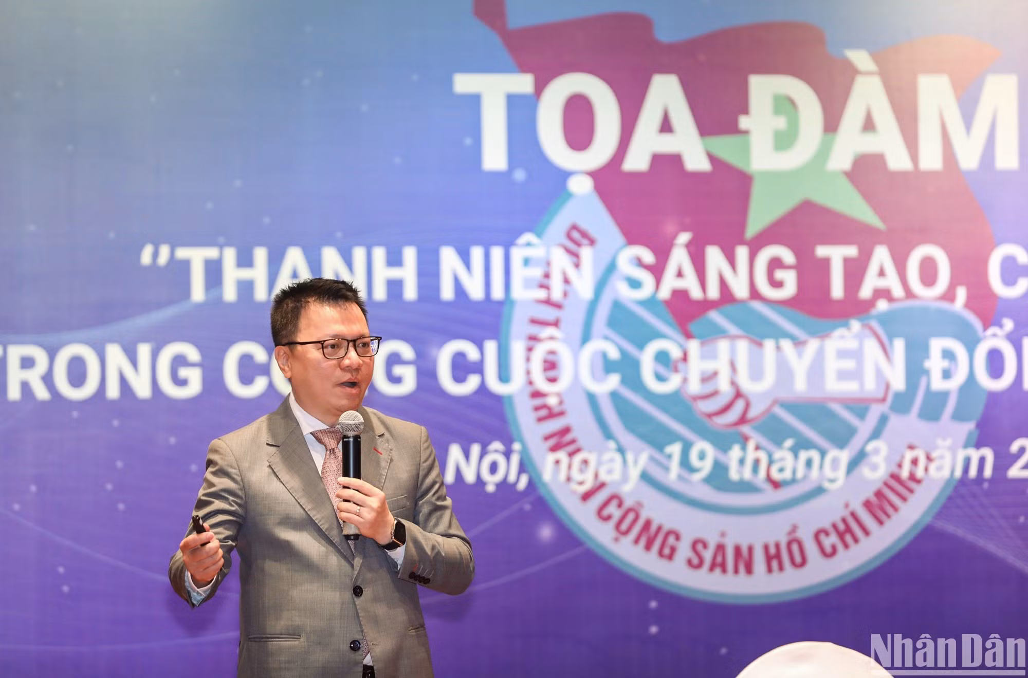 Le Quoc Minh proporciona un panorama general de la transformación digital y el papel de los líderes para el éxito de esta labor. Le Quoc Minh proporciona un panorama general de la transformación digital y el papel de los líderes para el éxito de esta labor.
