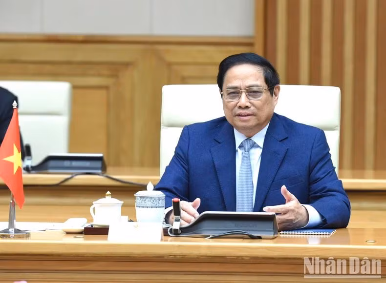 El primer ministro Pham Minh Chinh habla en la reunión.