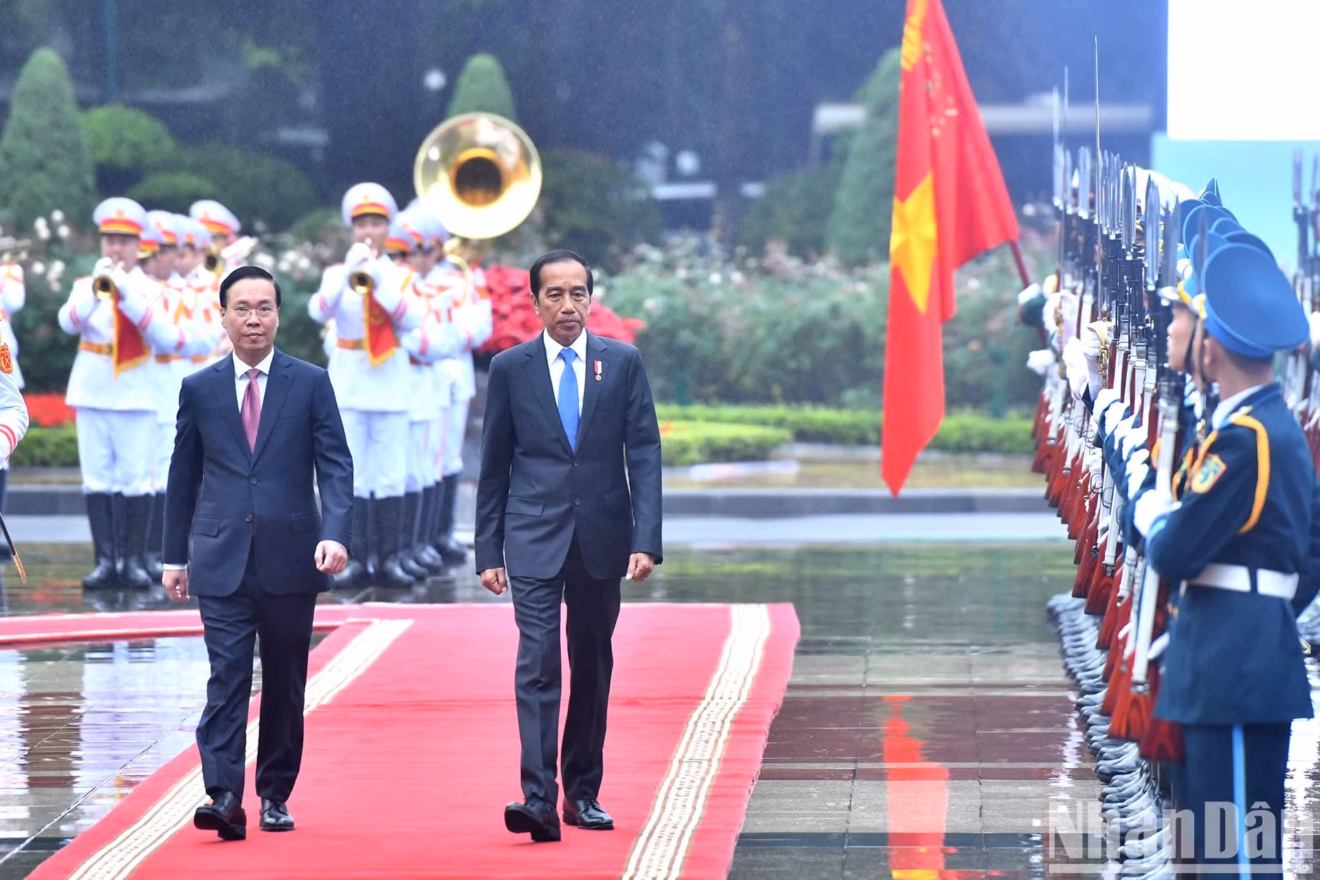El presidente Vo Van Thuong y su similar indonesio, Joko Widodo, inspeccionan la guardia de honor del Ejército Popular de Vietnam.