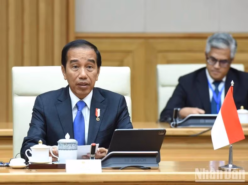 El presidente indonesio, Joko Widodo, interviene en el encuentro.