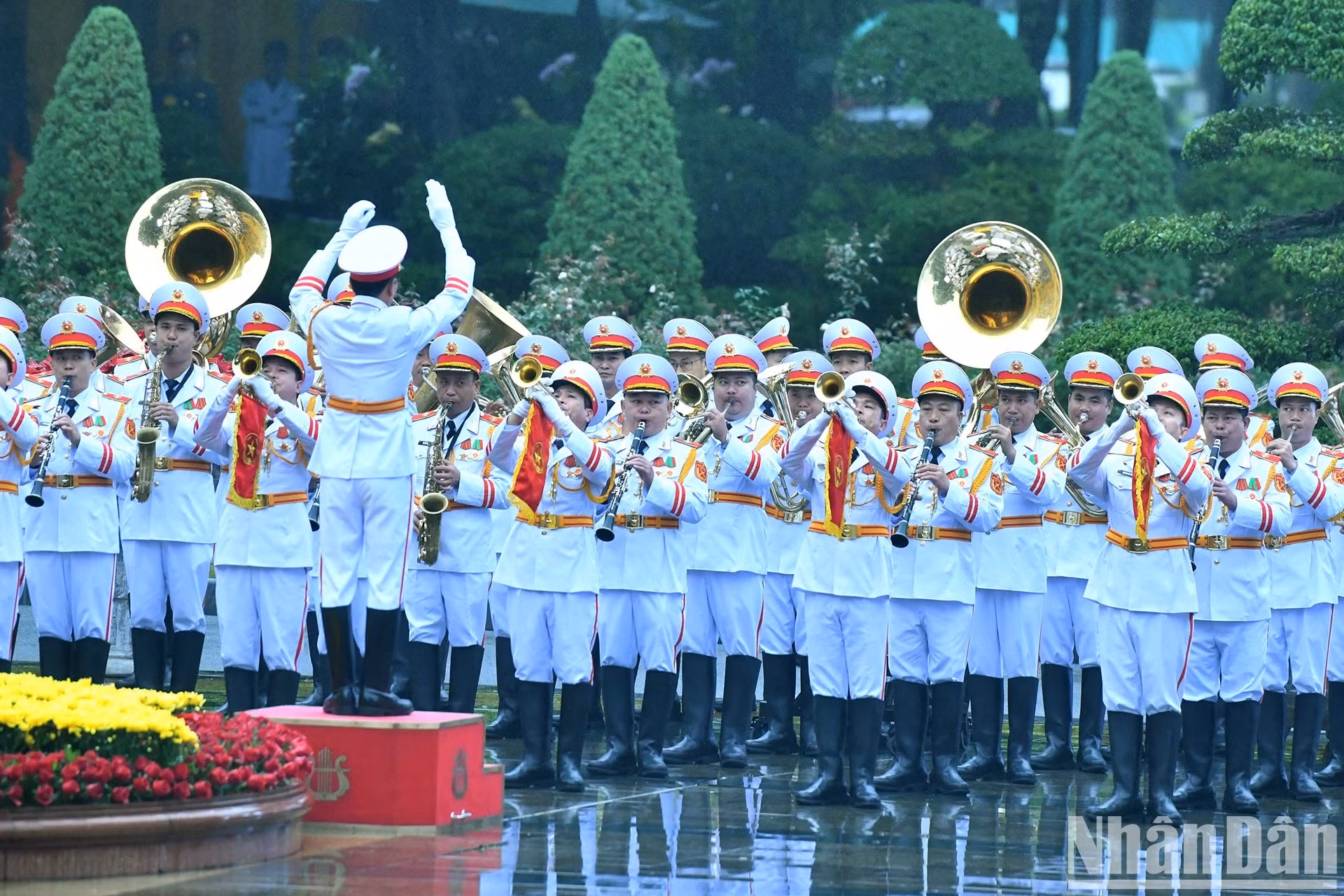La banda militar interpreta los himnos nacionales de Vietnam e Indonesia.