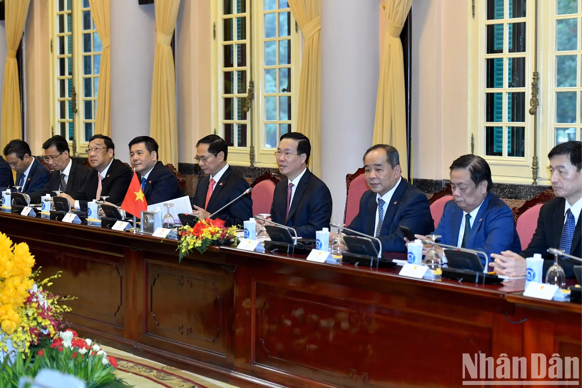 El presidente Vo Van Thuong y delegados vietnamitas en la reunión.