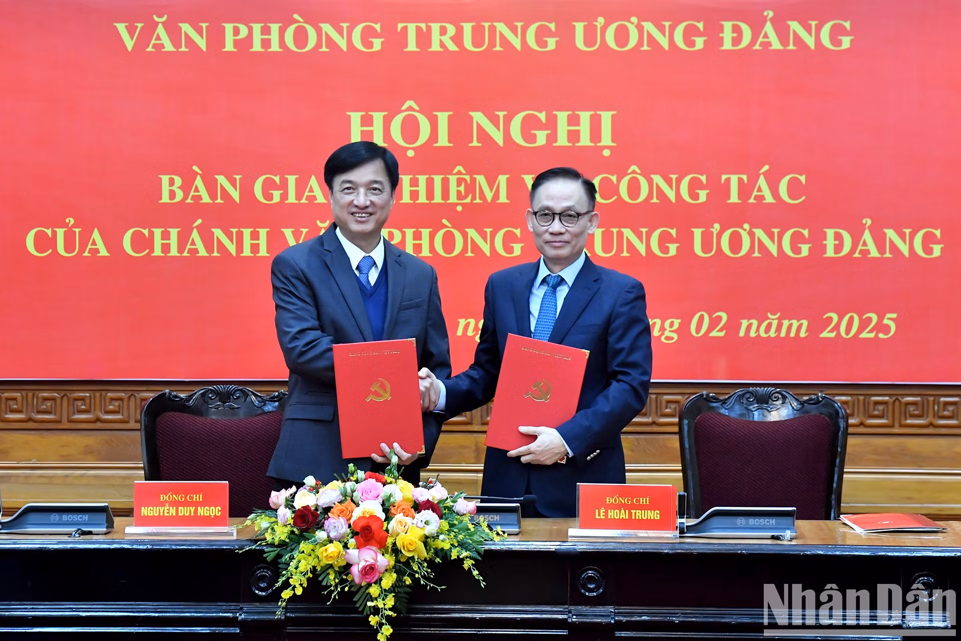 Nguyen Duy Ngoc, miembro del Buró Político, miembro del Secretariado, jefe de la Comisión de Control Disciplinario y ex jefe de la Oficina Central del PCV y Le Hoai Trung, miembro del Secretariado y jefe de la Oficina Central del PCV, firman el acta de relevo.