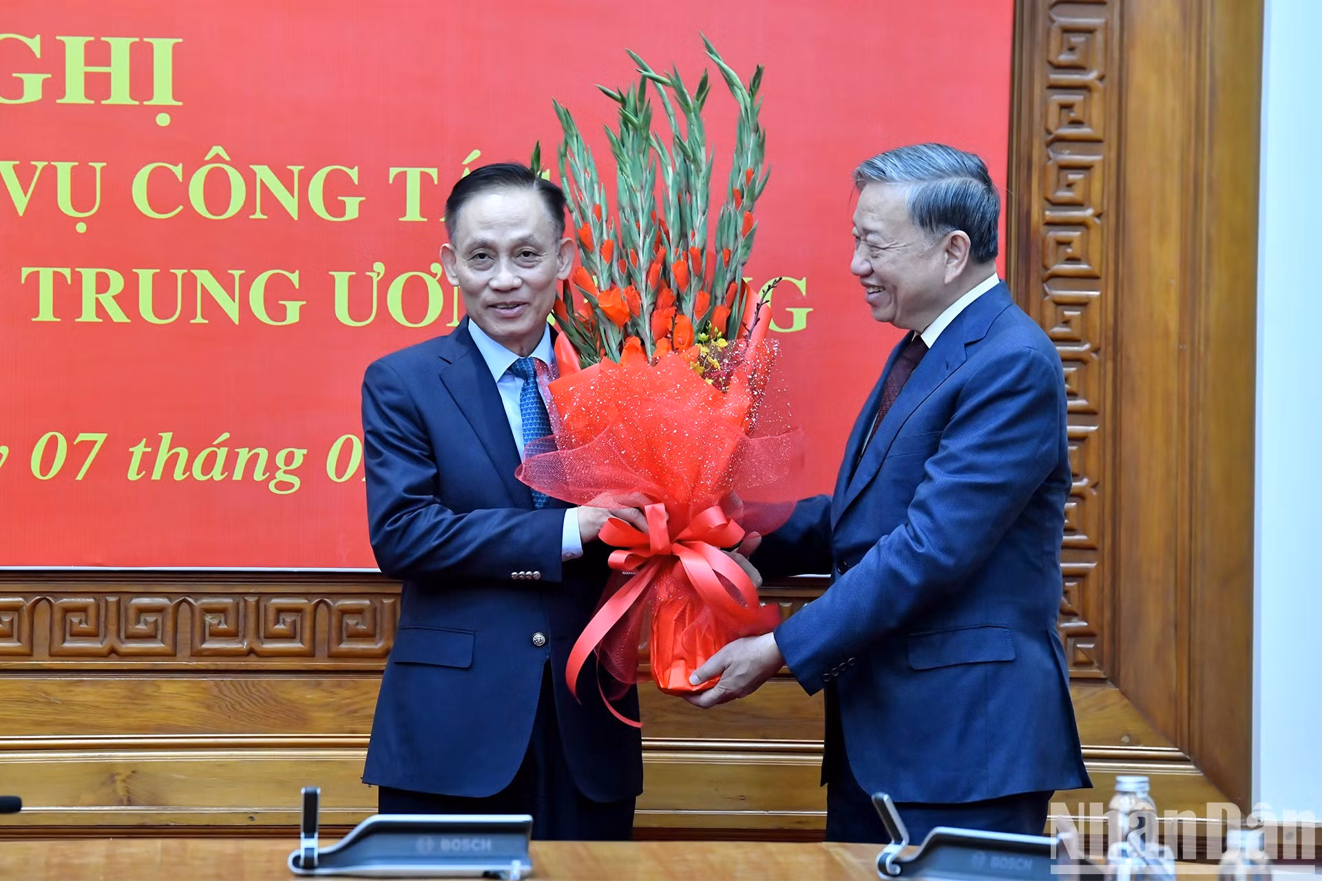 To Lam le regala flores para felicitar a Le Hoai Trung.