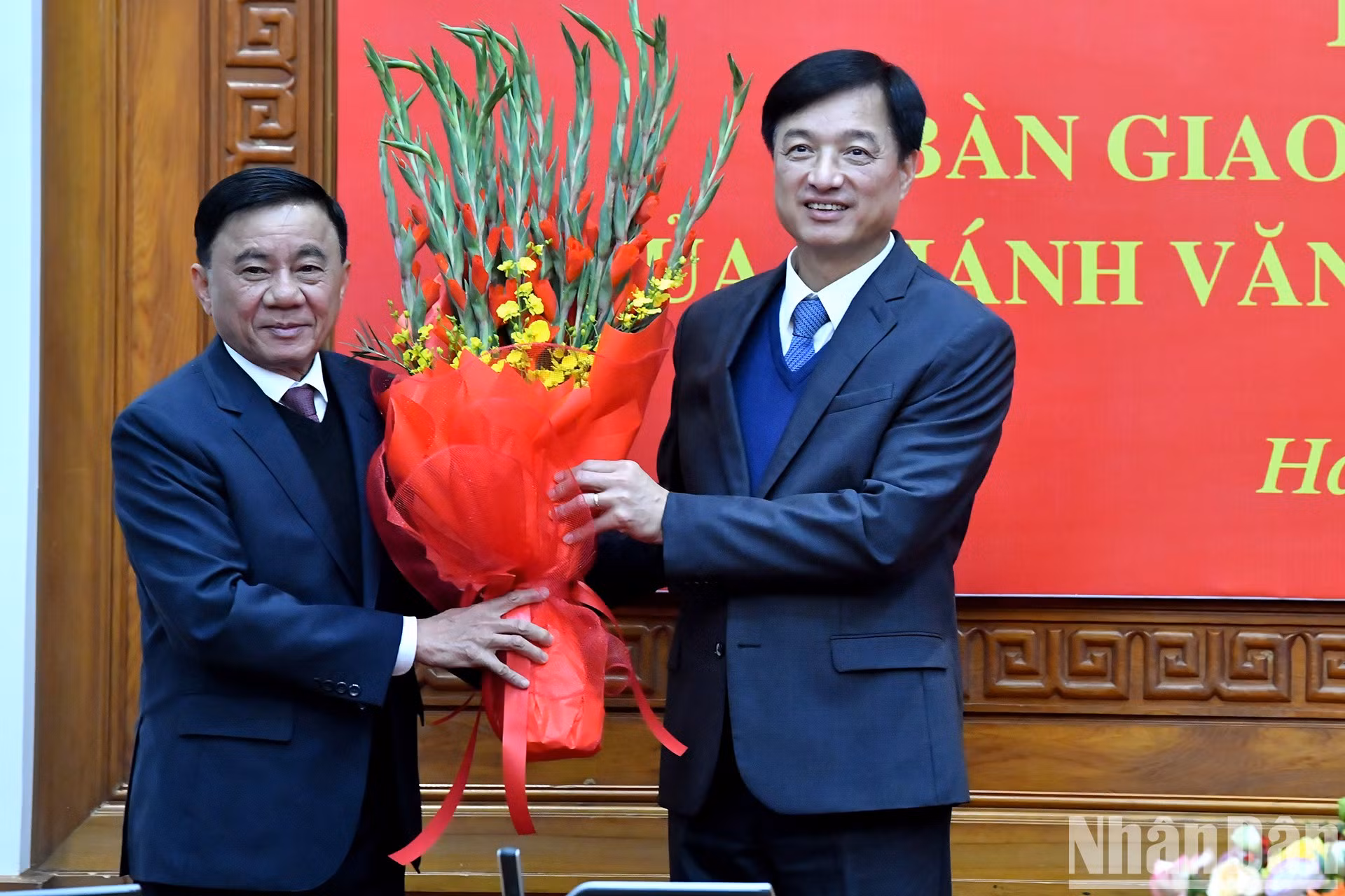 Tran Cam Tu le regala flores para felicitar a Nguyen Duy Ngoc.