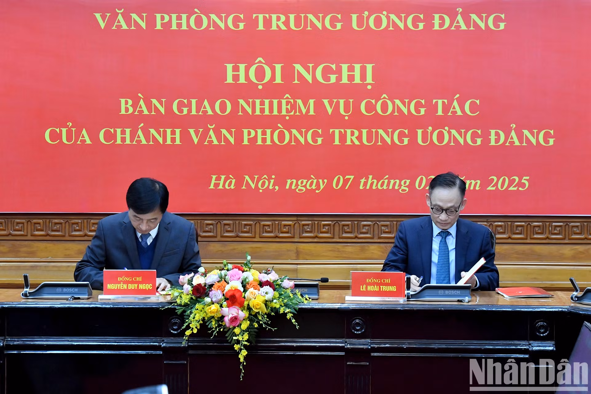 Nguyen Duy Ngoc, miembro del Buró Político, miembro del Secretariado, jefe de la Comisión de Control Disciplinario y ex jefe de la Oficina Central del PCV y Le Hoai Trung, miembro del Secretariado y jefe de la Oficina Central del PCV, firman el acta de relevo.