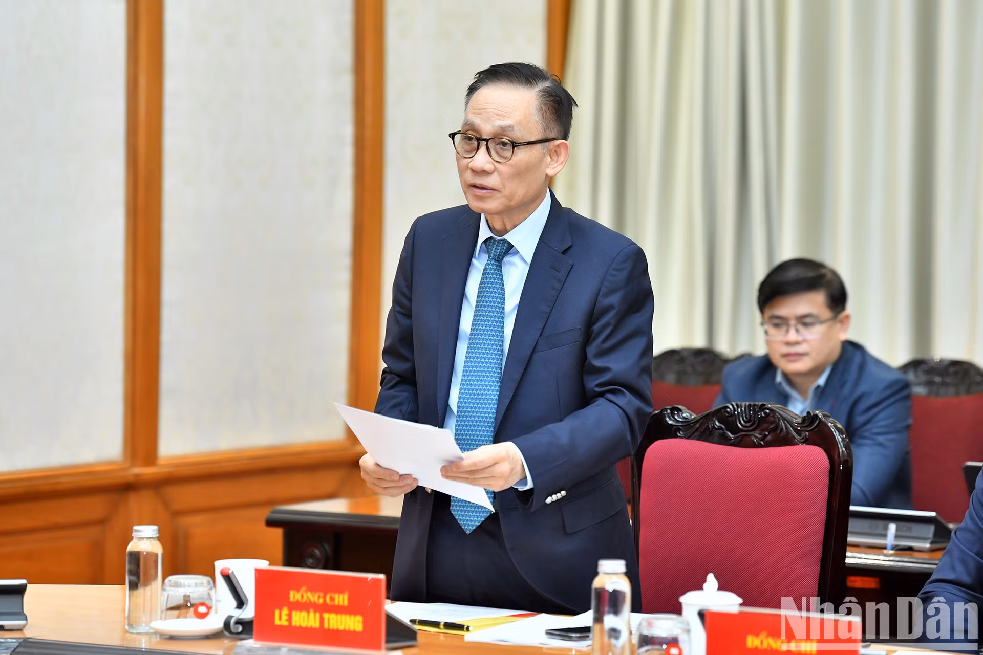 Le Hoai Trung, miembro del Secretariado y jefe de la Oficina Central del PCV, habla en la cita.