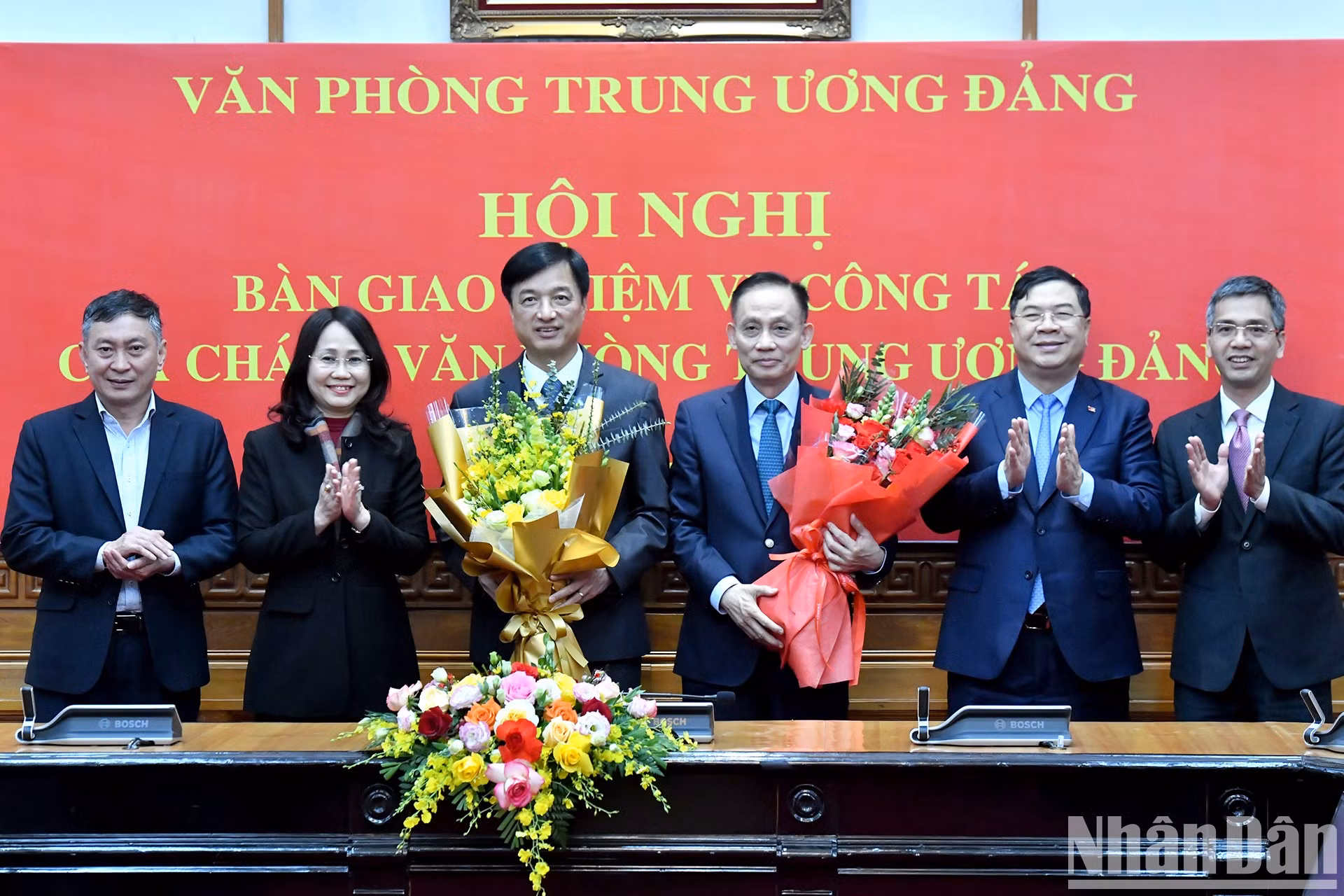 Los dirigentes de la Oficina del PCV felicitan a los camaradas Nguyen Duy Ngoc y Le Hoai Trung.