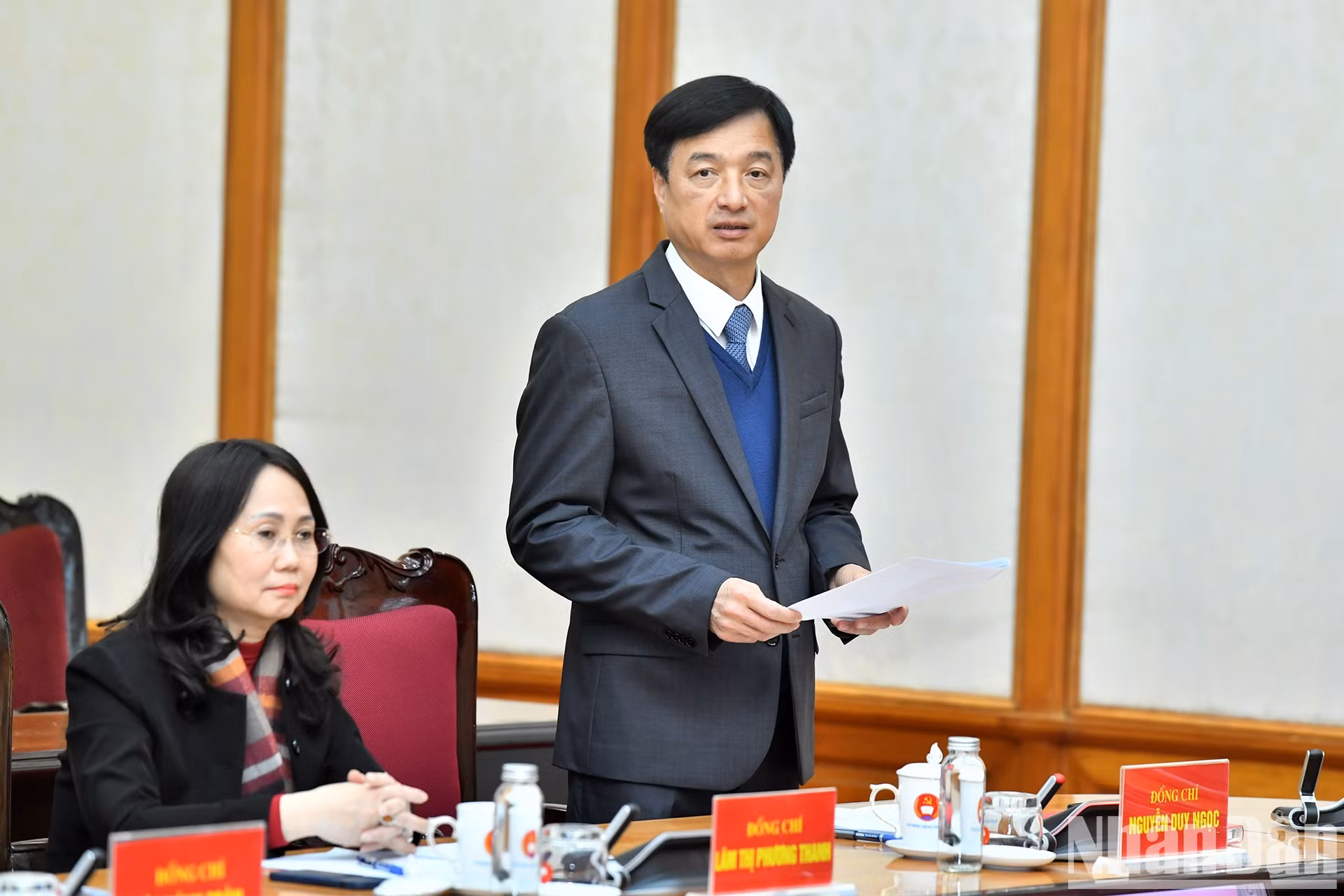 Nguyen Duy Ngoc, miembro del Buró Político, miembro del Secretariado y jefe de la Comisión de Control Disciplinario del PCV, interviene en la cita.