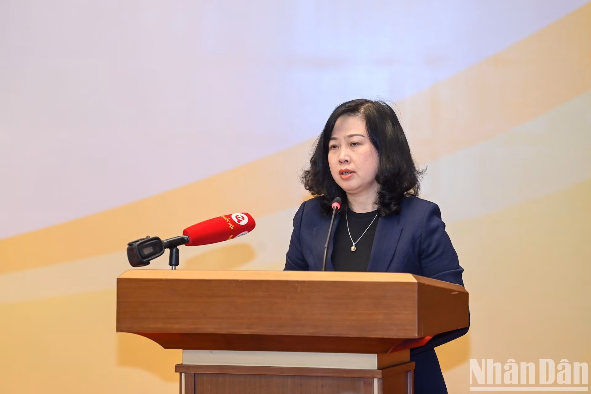 La ministra de Salud, Dao Hong Lan, presenta un informe en la conferencia.