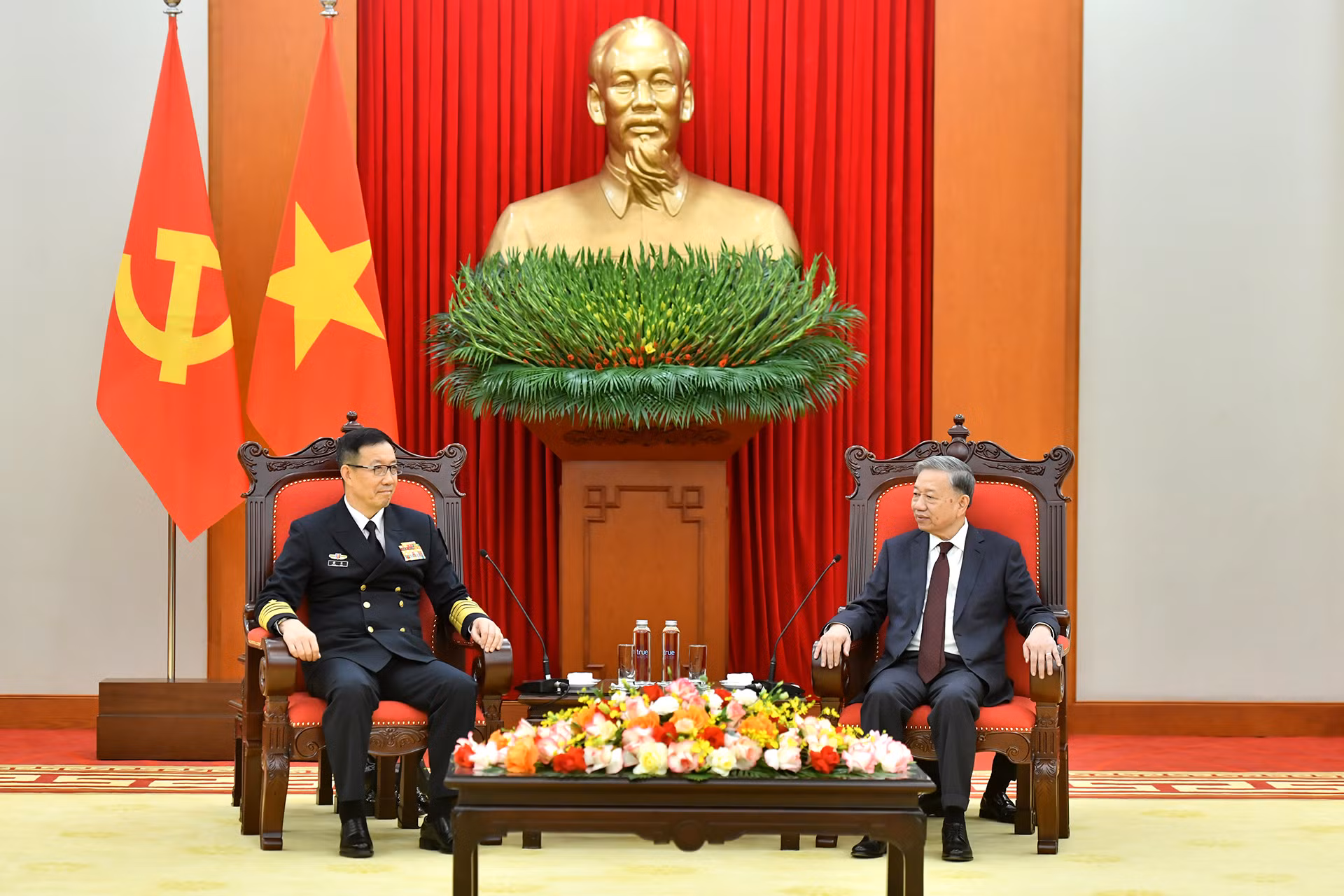 El secretario general del PCV, To Lam, recibe al ministro de Defensa Nacional de China, coronel general Dong Jun. 