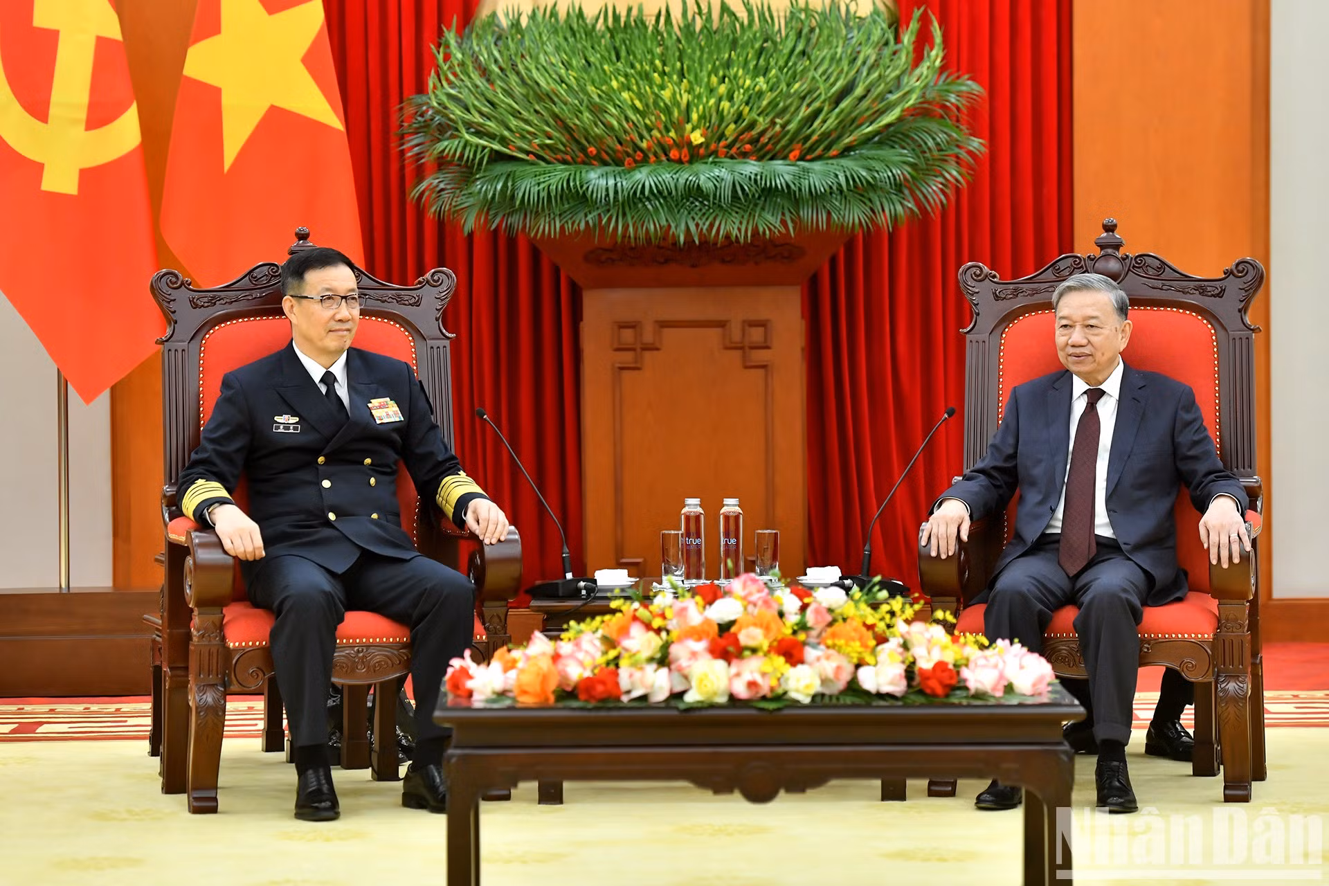 El secretario general del PCV, To Lam (derecha), recibe al ministro de Defensa Nacional de China, coronel general Dong Jun.