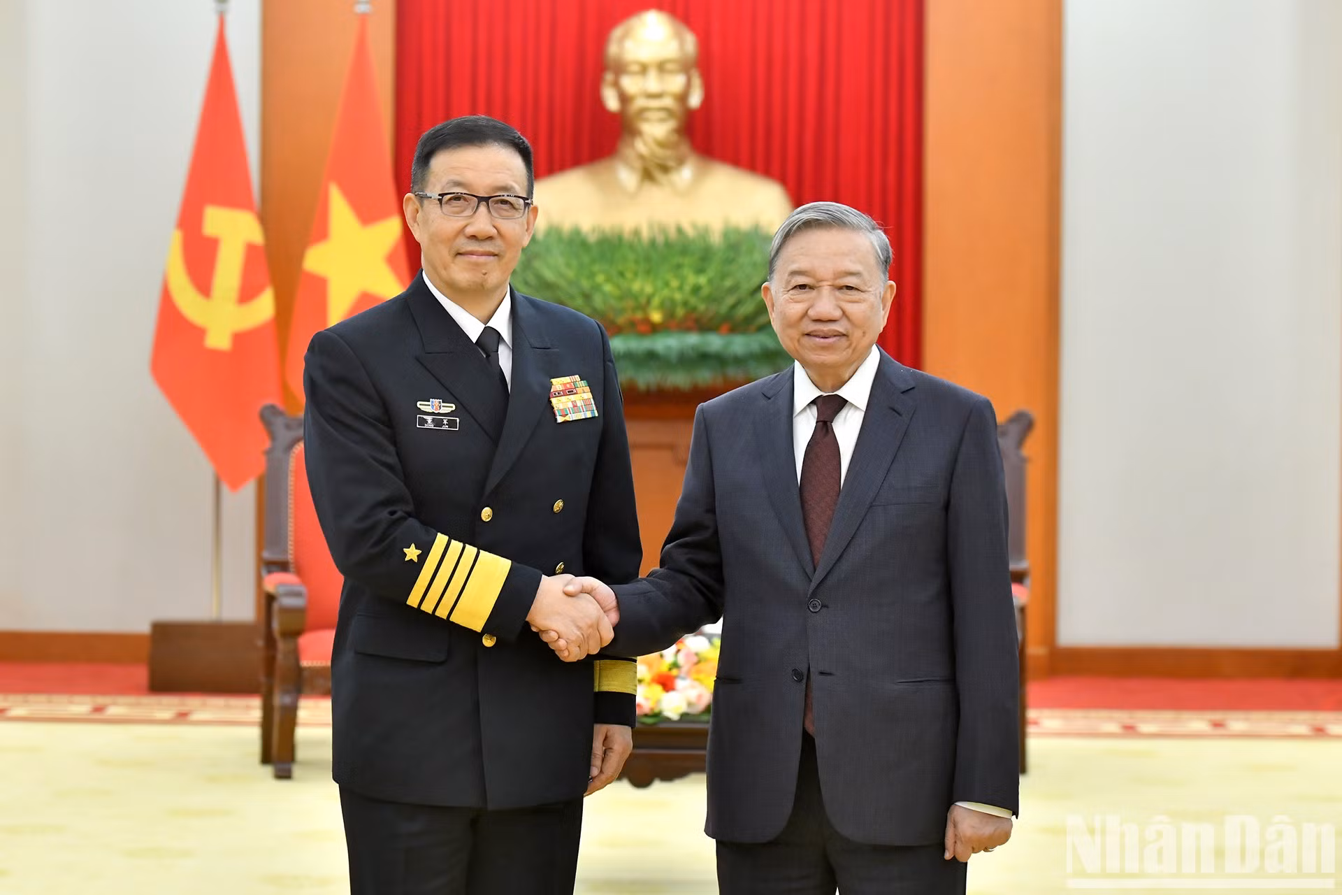 El secretario general del PCV, To Lam (derecha), y el ministro de Defensa Nacional de China, coronel general Dong Jun.
