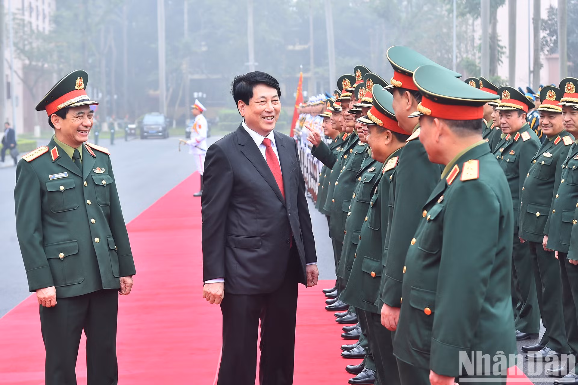 El presidente Luong Cuong, el ministro de Defensa, Phan Van Giang, y dirigentes de la cartera en la reunión.