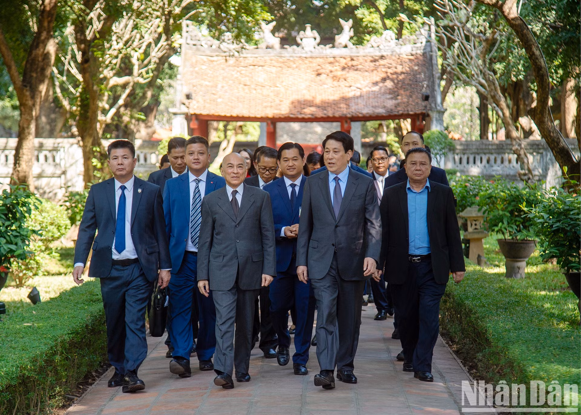El presidente Luong Cuong despide al rey camboyano Norodom Sihamoni tras una reunión de té.