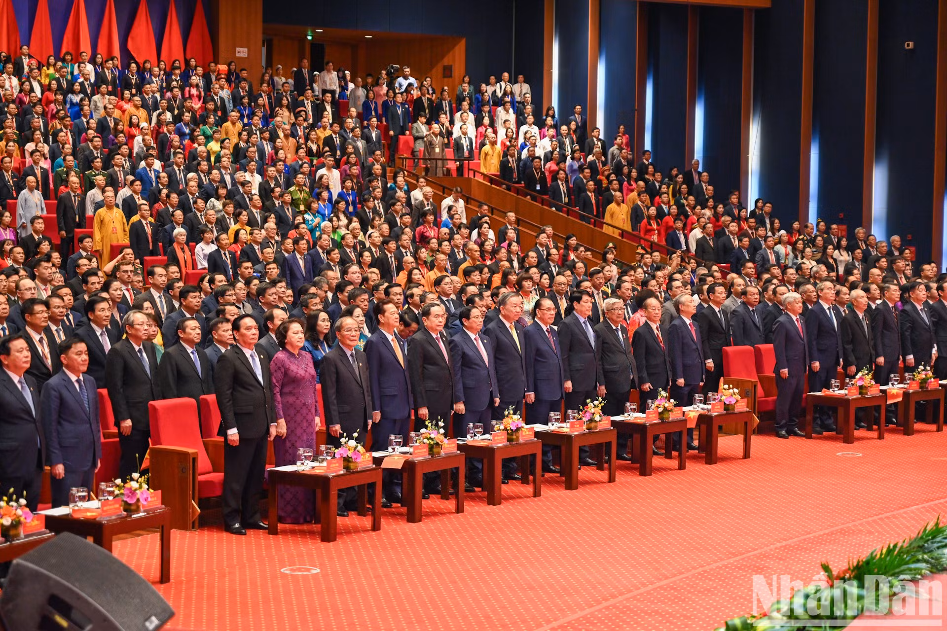 Los dirigentes y ex lideres del Partido y del Estado realizan la ceremonia de saludo a la bandera nacional. Los dirigentes y ex lideres del Partido y del Estado realizan la ceremonia de saludo a la bandera nacional.