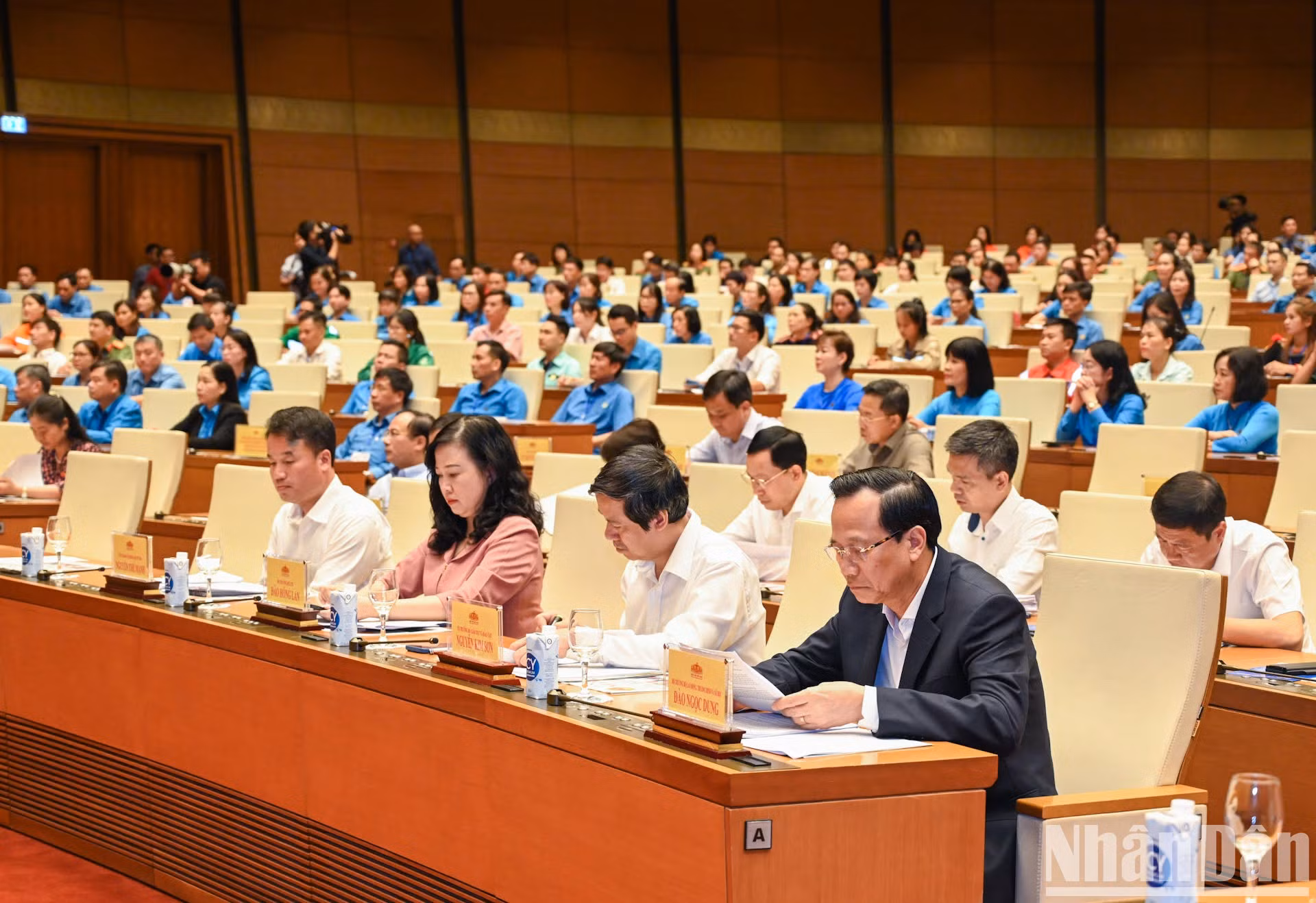 El ministro de Trabajo, Inválidos y Asuntos Sociales Dao Ngoc Dung; el ministro de Educación y Formación, Nguyen Kim Son y el ministro de Salud Dao Hong Lan, junto con los dirigentes de los ministerios y ramas en el foro.