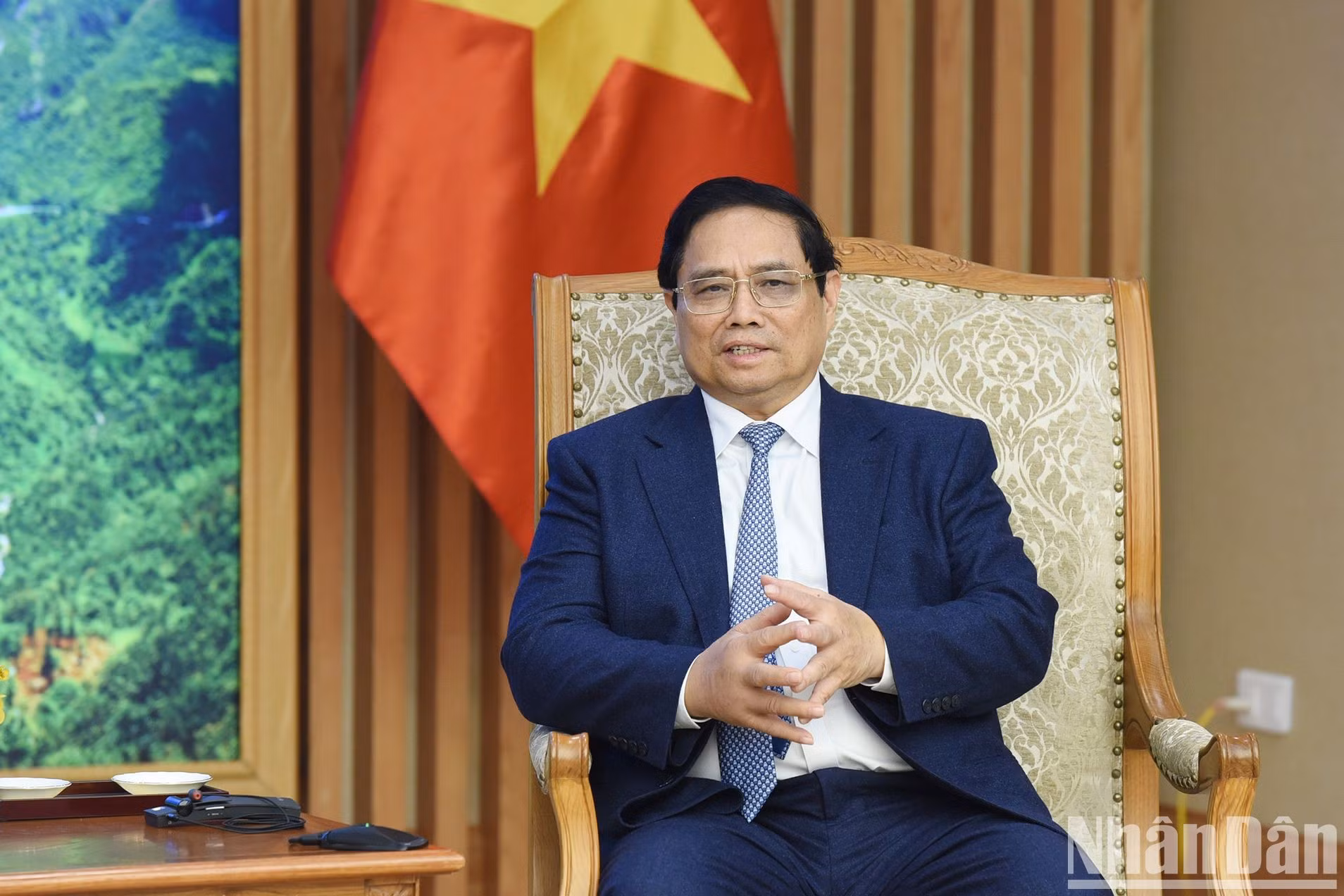 Minh Chinh habla en la reunión.