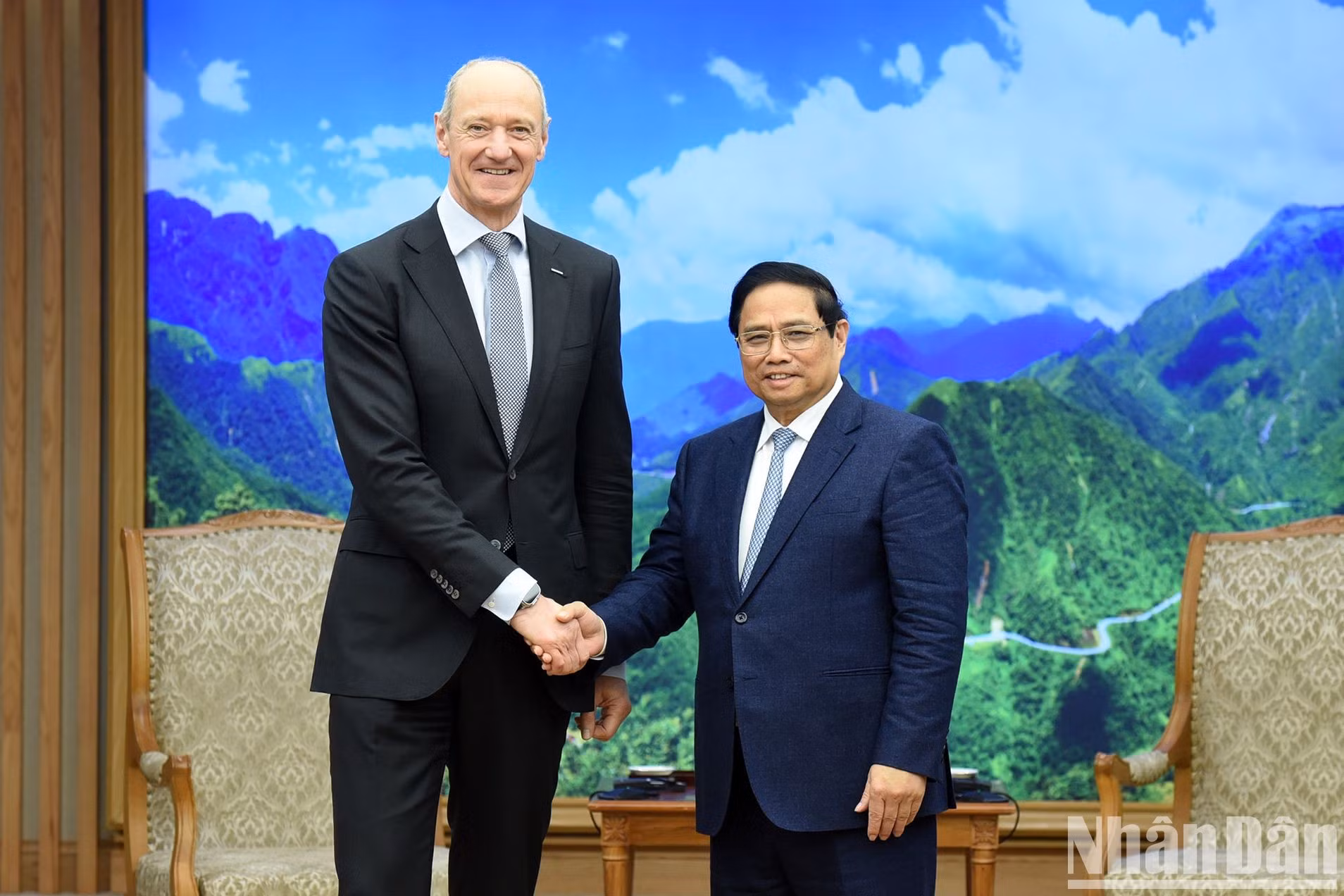 El primer ministro Pham Minh Chinh y Roland Busch.