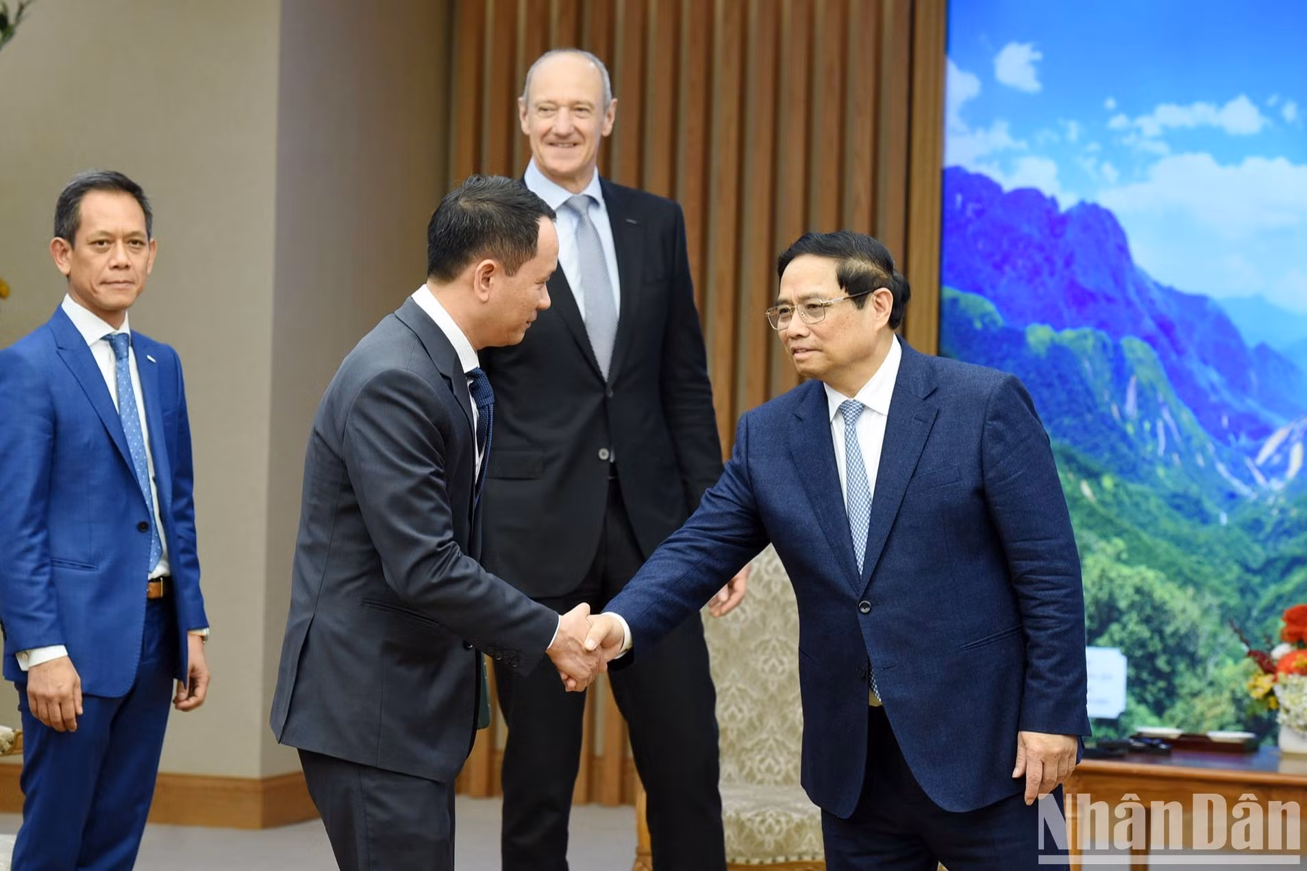 El primer ministro Pham Minh Chinh saluda a los delegados que acompañan a Roland Busch.