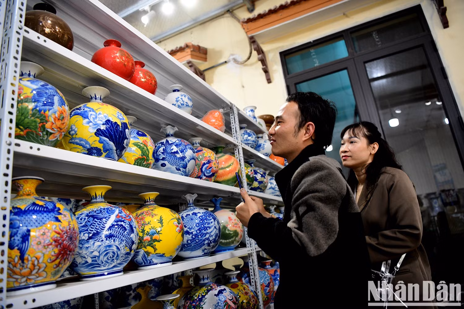 En 2023 y 2024, Gia Lam recibió alrededor de 650 mil visitantes cada año, interesados en admirar y comprar productos cerámicos de Kim Lan. En 2023 y 2024, Gia Lam recibió alrededor de 650 mil visitantes cada año, interesados en admirar y comprar productos cerámicos de Kim Lan.