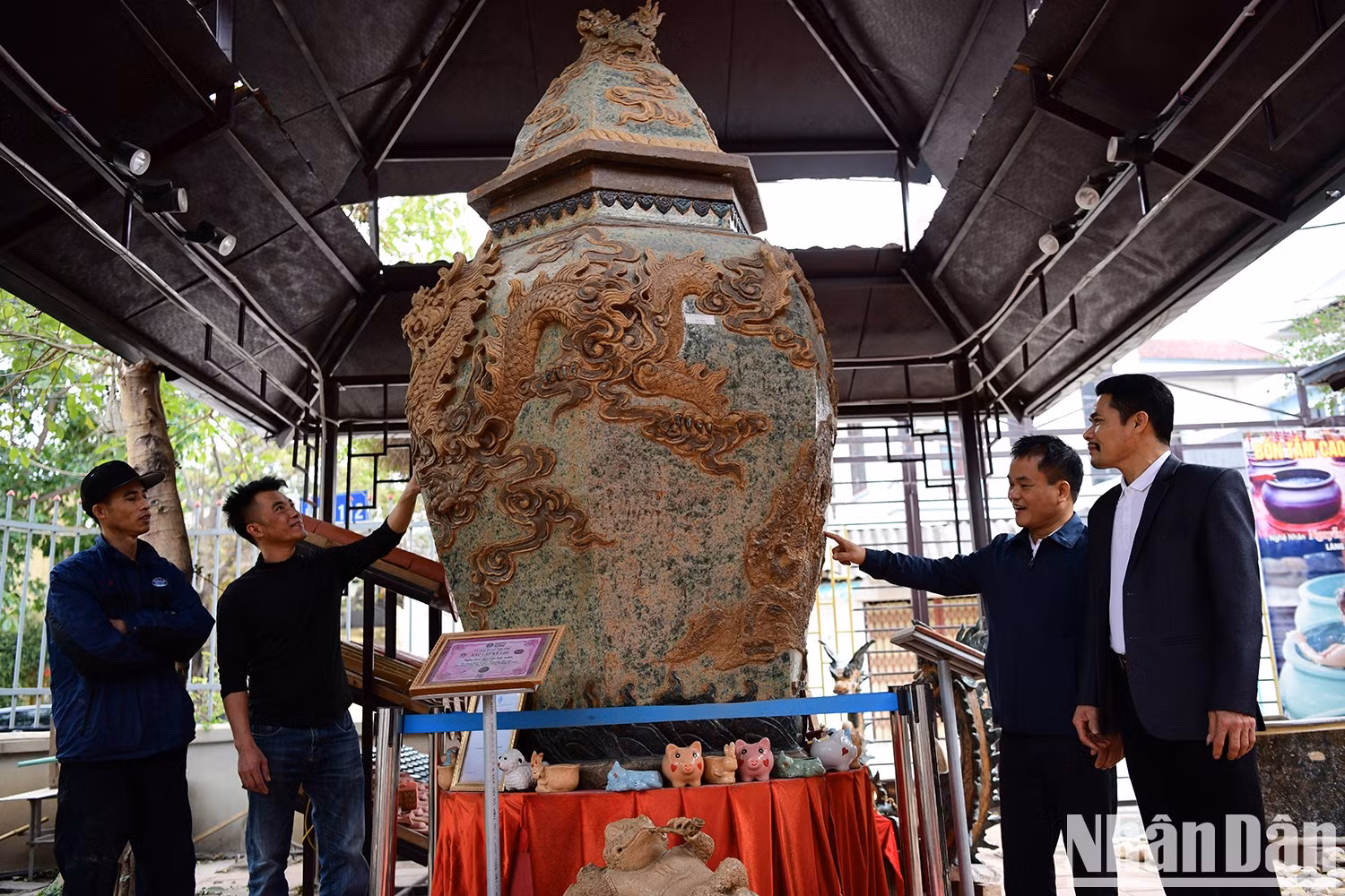 Numerosos productos de cerámica creados por los artesanos de la aldea alfarera de Kim Lan figuran en los registros de Vietnam, lo que demuestra la creatividad y las hábiles técnicas de los artesanos locales. Numerosos productos de cerámica creados por los artesanos de la aldea alfarera de Kim Lan figuran en los registros de Vietnam, lo que demuestra la creatividad y las hábiles técnicas de los artesanos locales.