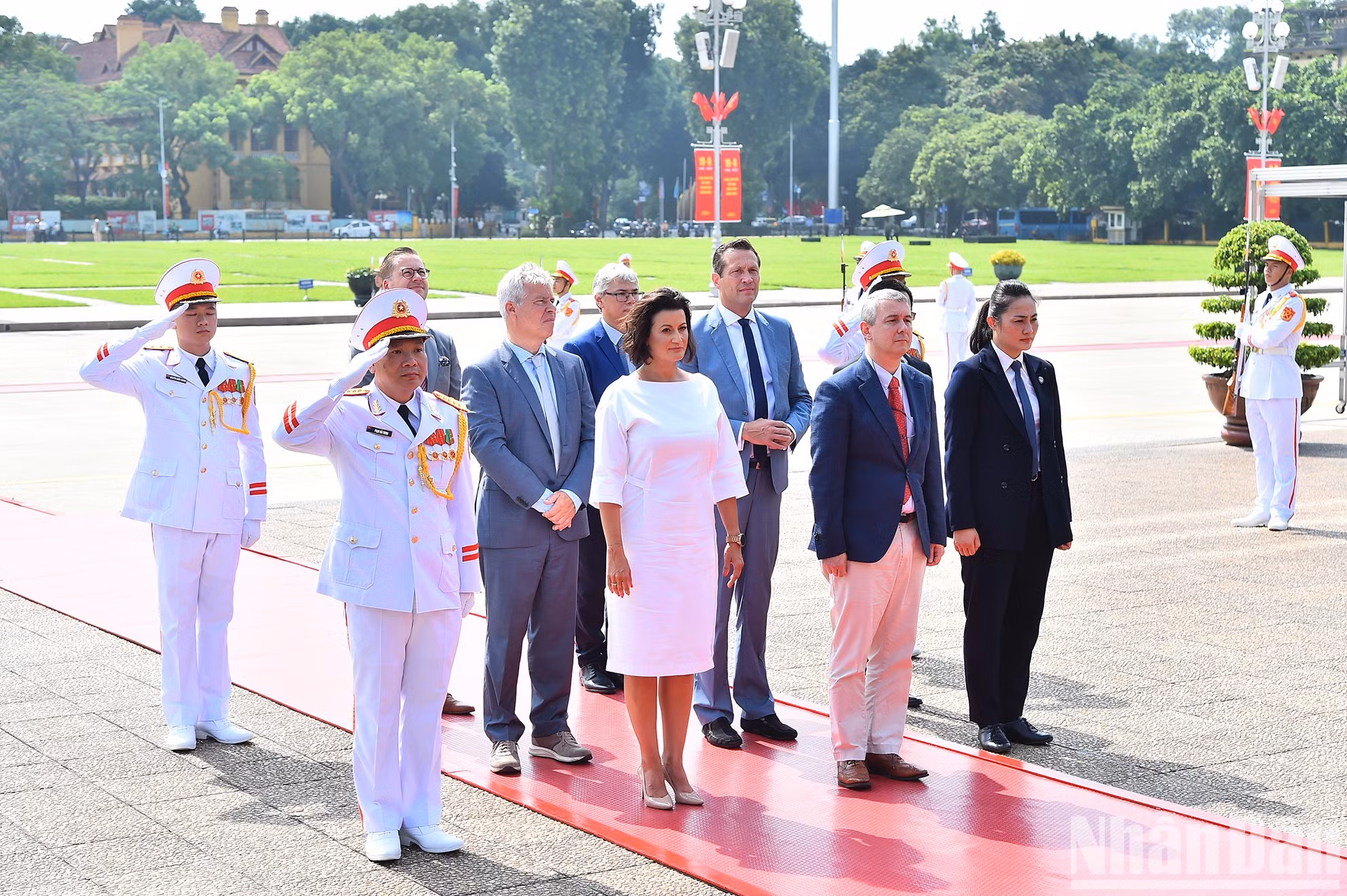 La presidenta del Senado belga, Stephanie D'Hose, y los miembros de su delegación rinden homenaje al presidente Ho Chi Minh.