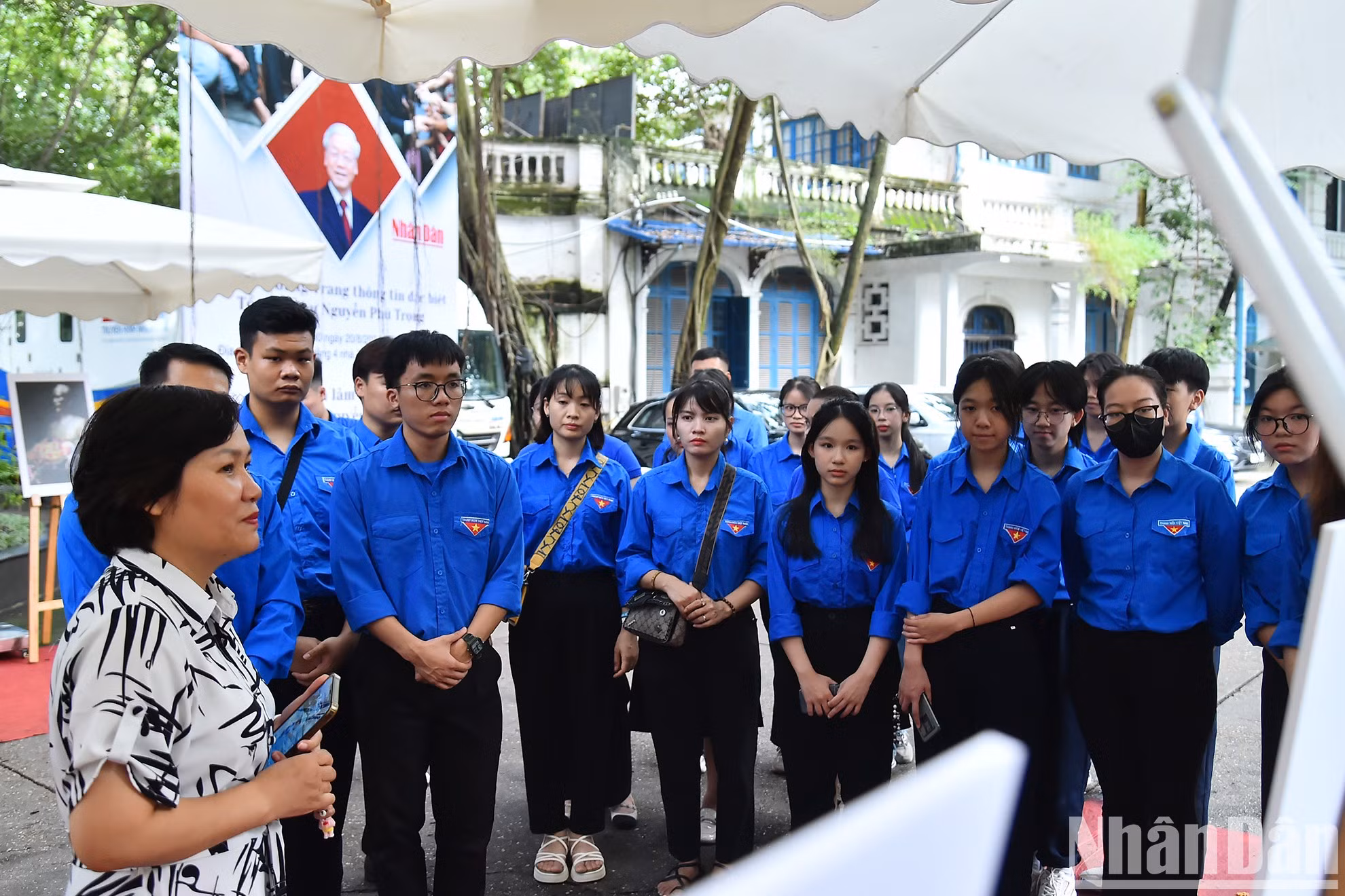 La periodista Kieu Thanh Huong, jefa adjunta del Departamento de Gestión de Corresponsales del periódico Nhan Dan, presenta a los jóvenes la vida y obra del difunto líder.