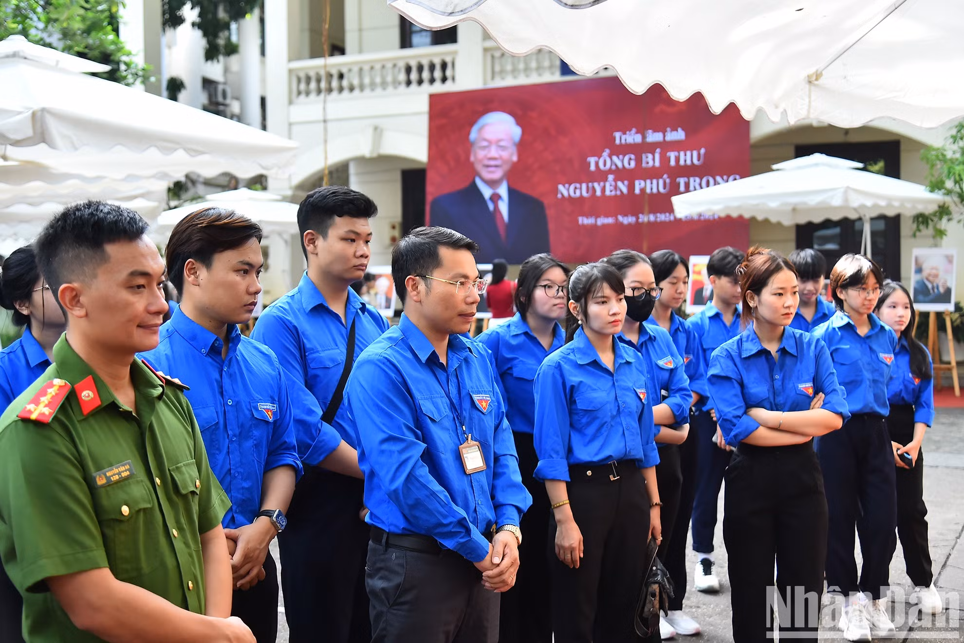 Los visitantes aprenden sobre la vida y la obra del secretario general del PCV, Nguyen Phu Trong.